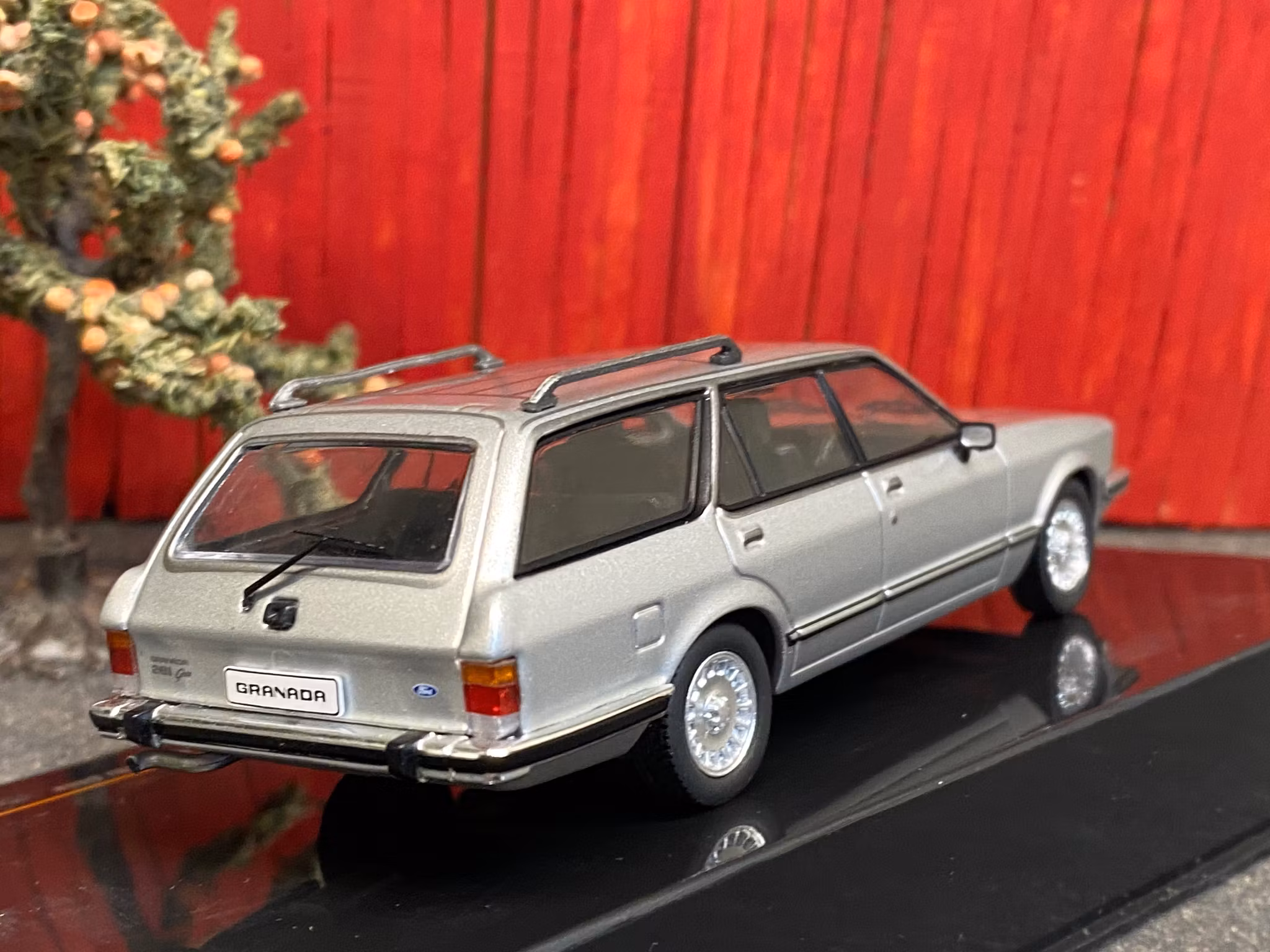 Skala 1/43 Ford Granada MKII Turnier 2,8i Ghia 1982, Silver fr IXO Models