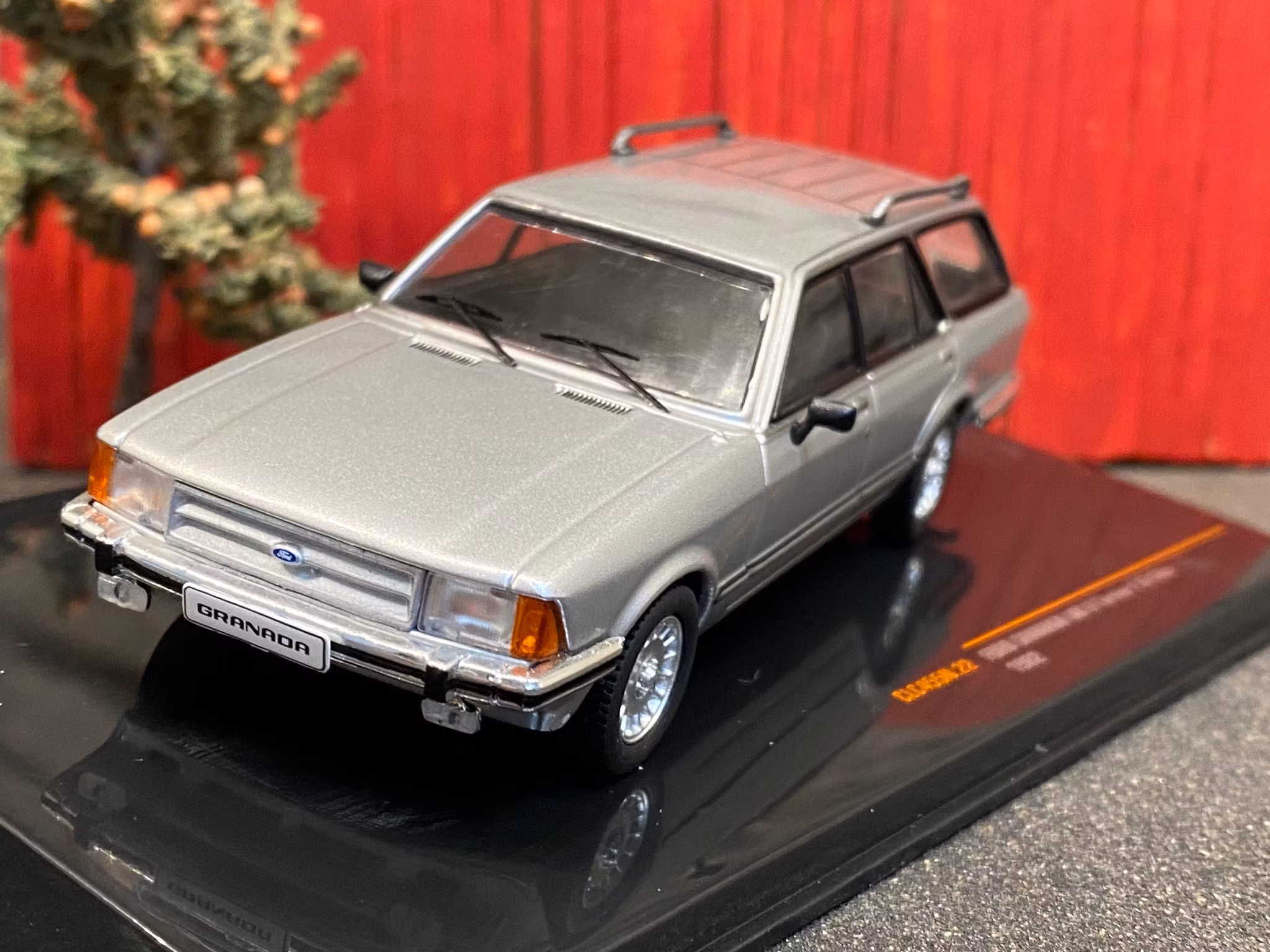Skala 1/43 Ford Granada MKII Turnier 2,8i Ghia 1982, Silver fr IXO Models