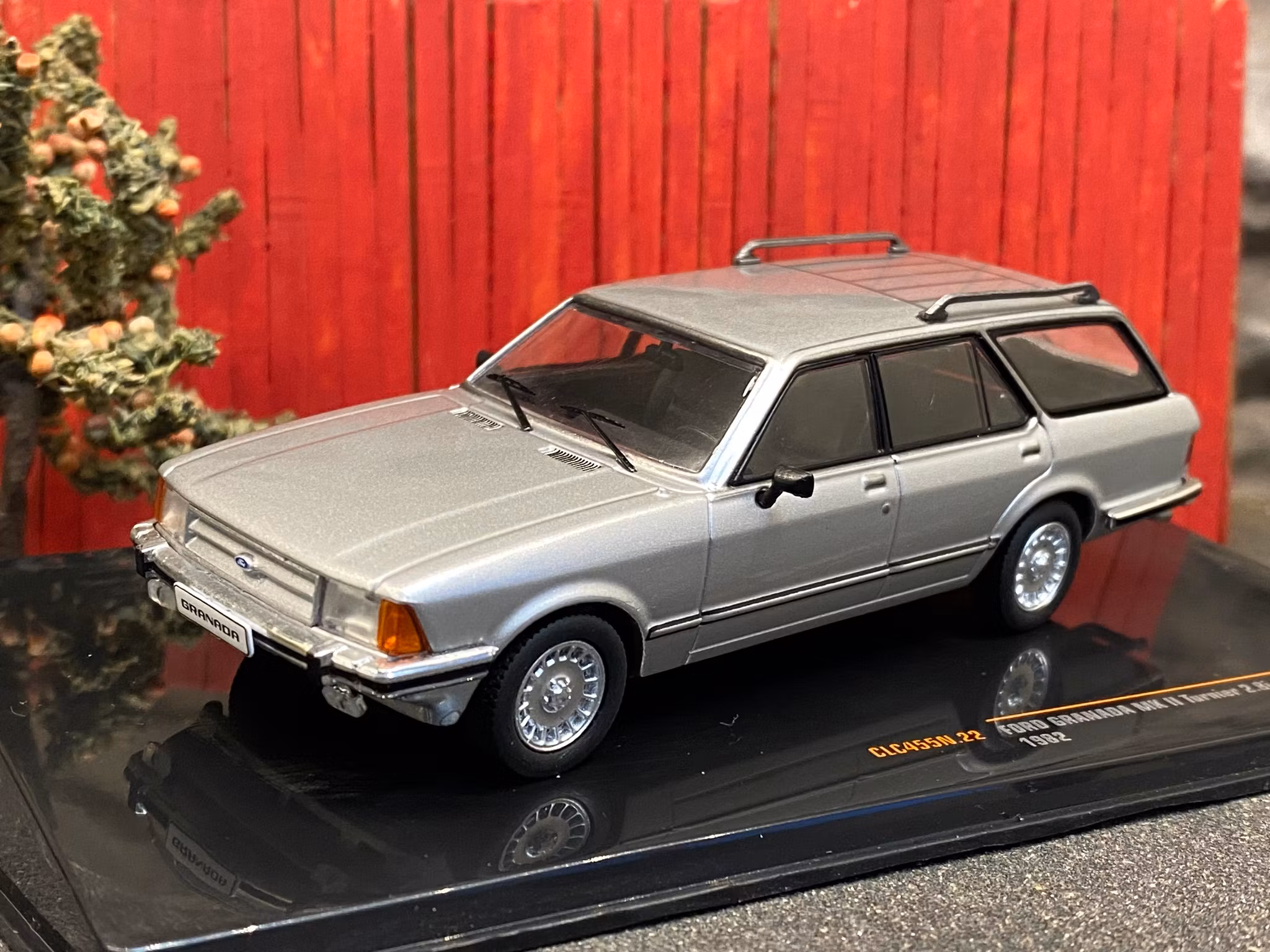 Skala 1/43 Ford Granada MKII Turnier 2,8i Ghia 1982, Silver fr IXO Models