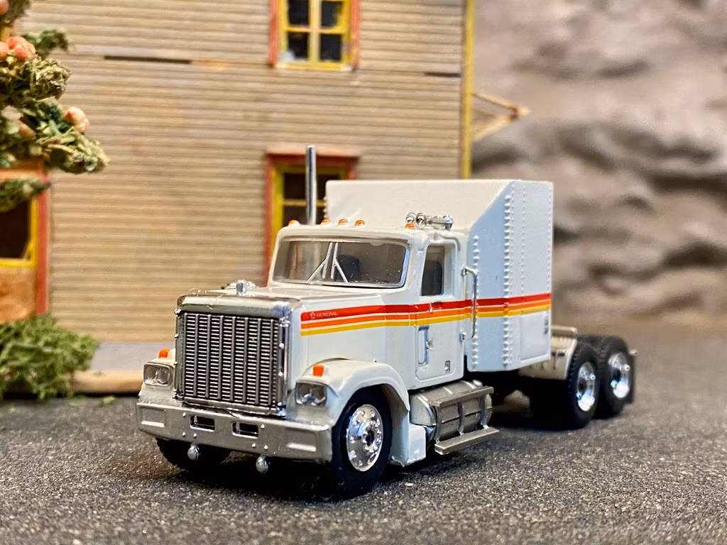 Skala 1/87 GMC General, Vit/White w stripes fr Brekina