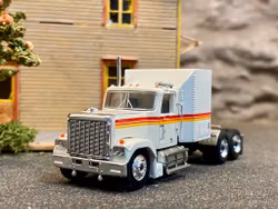 Skala 1/87 GMC General, Vit/White w stripes fr Brekina