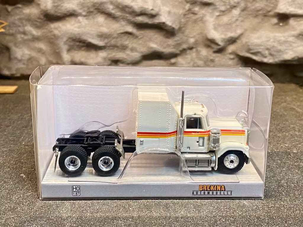 Skala 1/87 GMC General, Vit/White w stripes fr Brekina