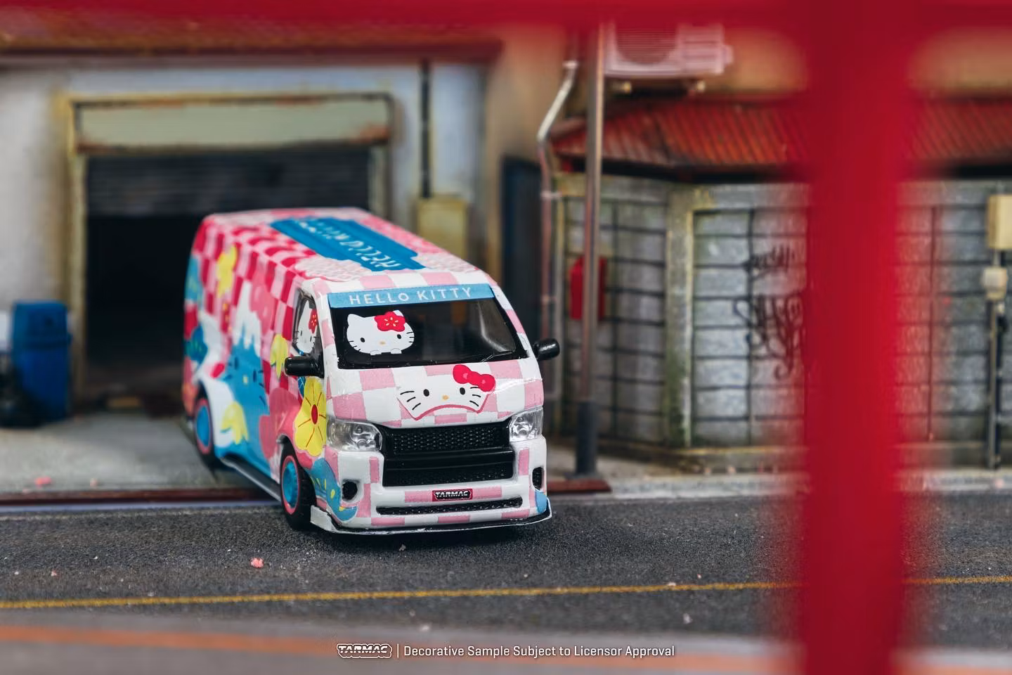 Skala 1/64 Toyota Hiace Widebody - Hello Kitty Capsule Summer Festival fr Inno64