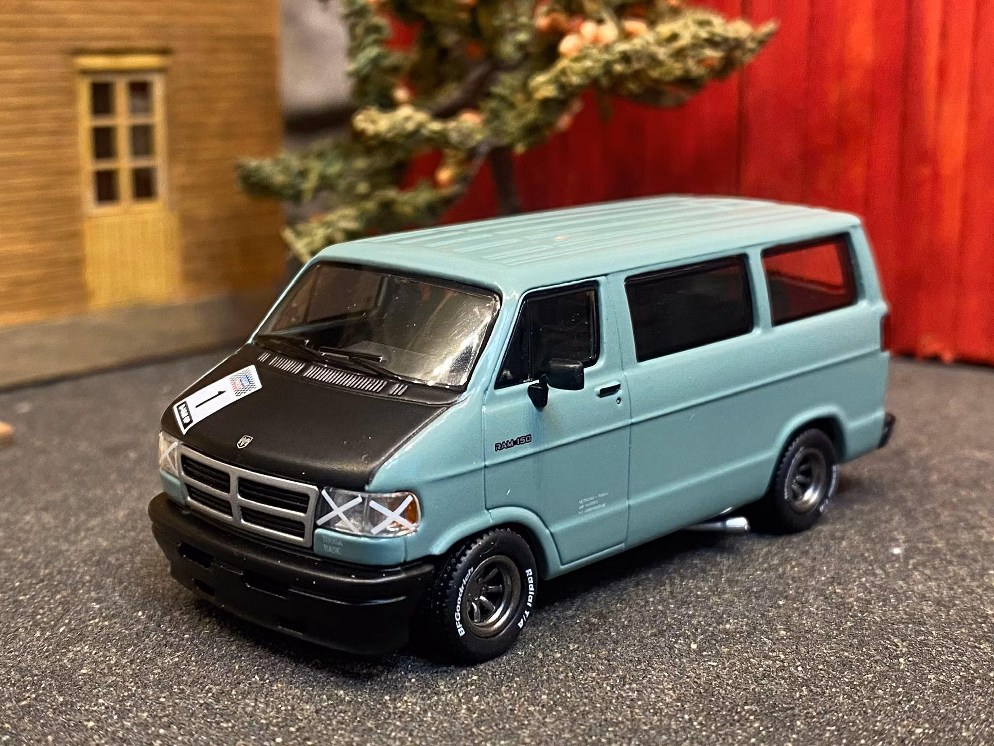 Skala 1/64 Dodge Van, Light green fr TARMAC Works - Global64