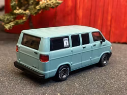 Skala 1/64 Dodge Van, Light green fr TARMAC Works - Global64