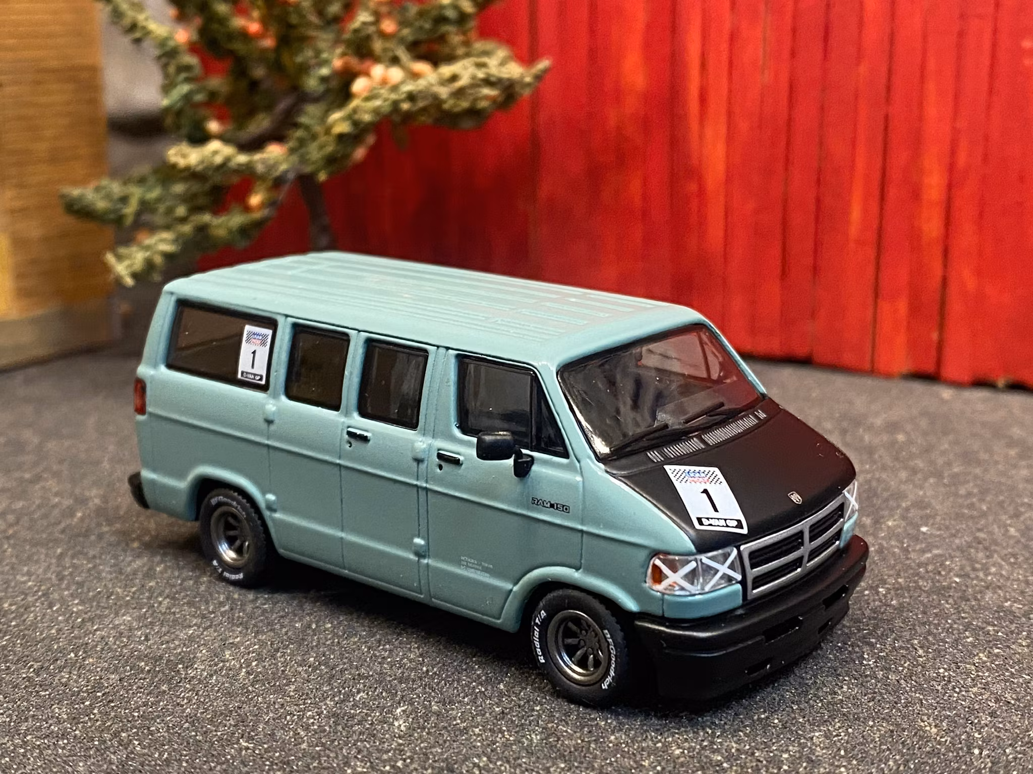 Skala 1/64 Dodge Van, Light green fr TARMAC Works - Global64