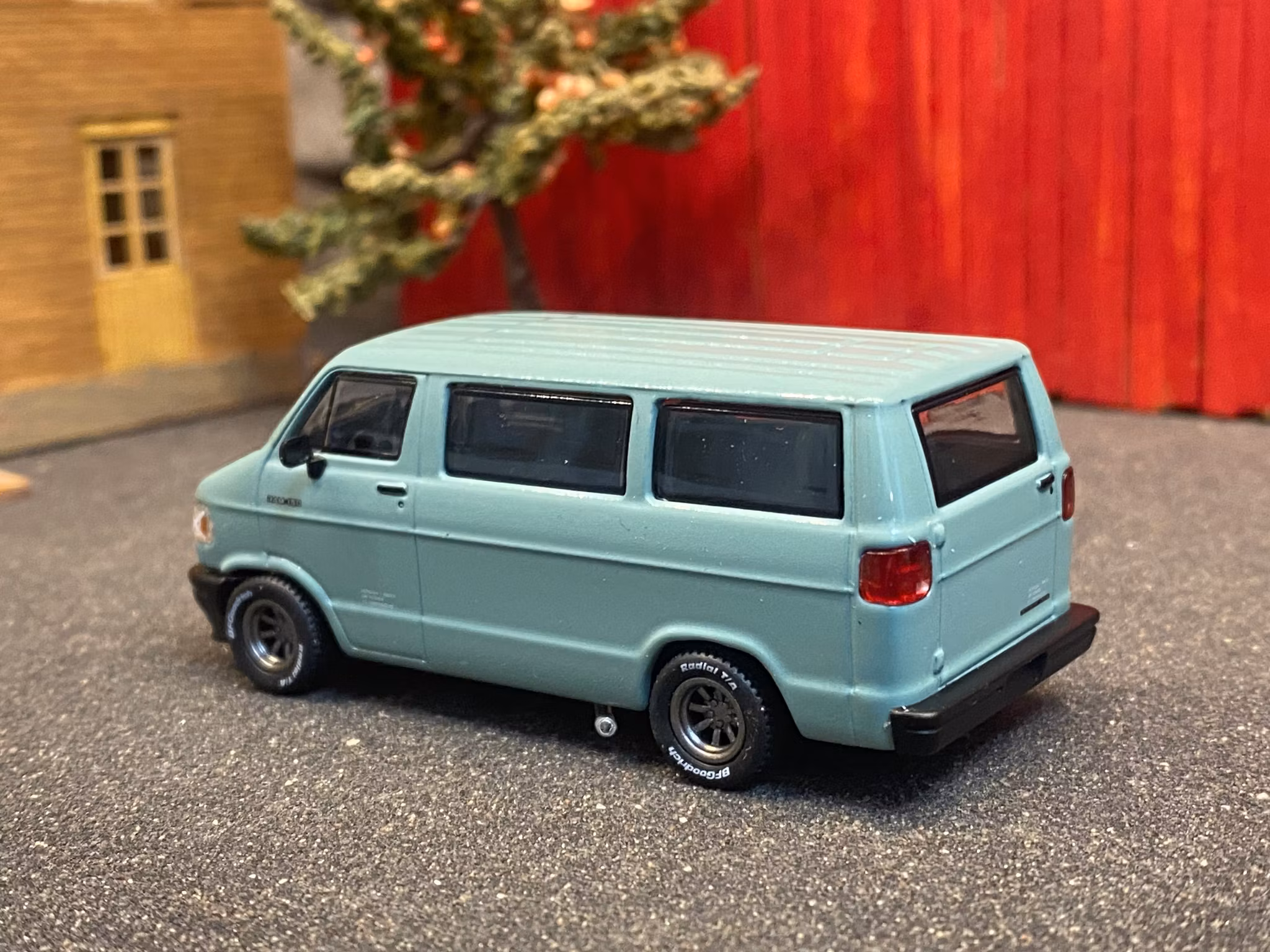 Skala 1/64 Dodge Van, Light green fr TARMAC Works - Global64