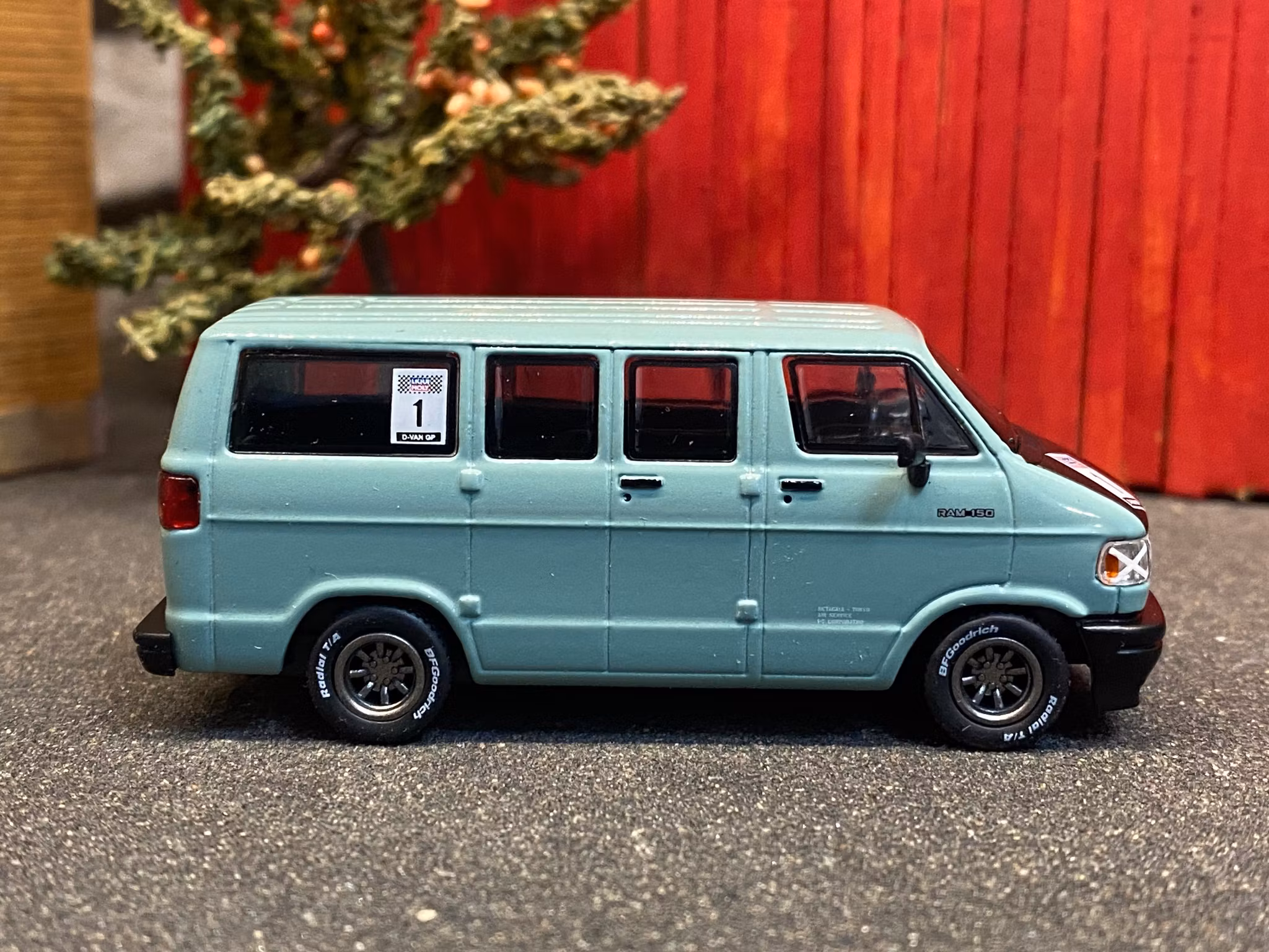 Skala 1/64 Dodge Van, Light green fr TARMAC Works - Global64