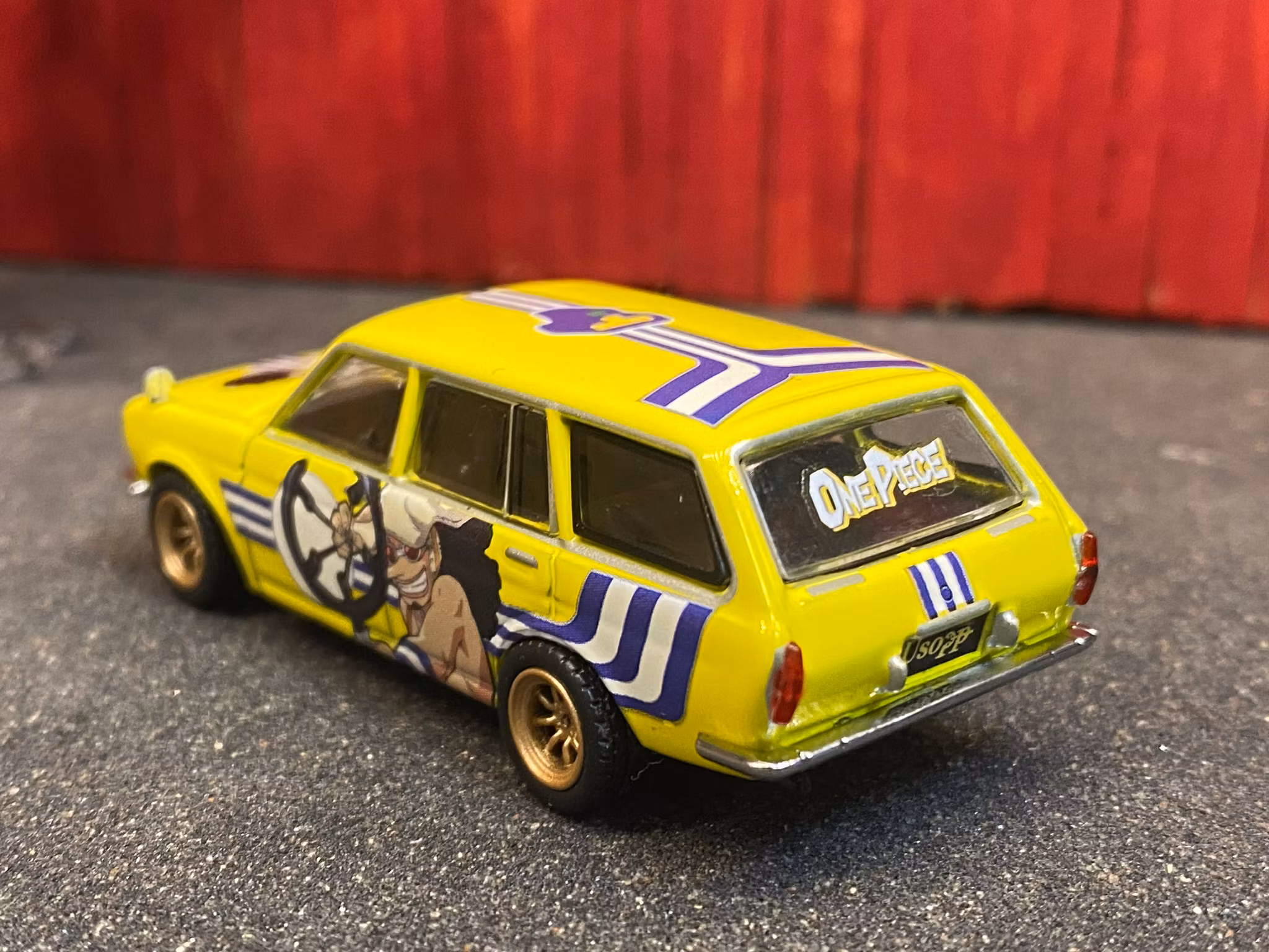 Skala 1/64 Model Car Collection fr TARMAC Works + One Piece: Datsun Bluebird 510 Wagon