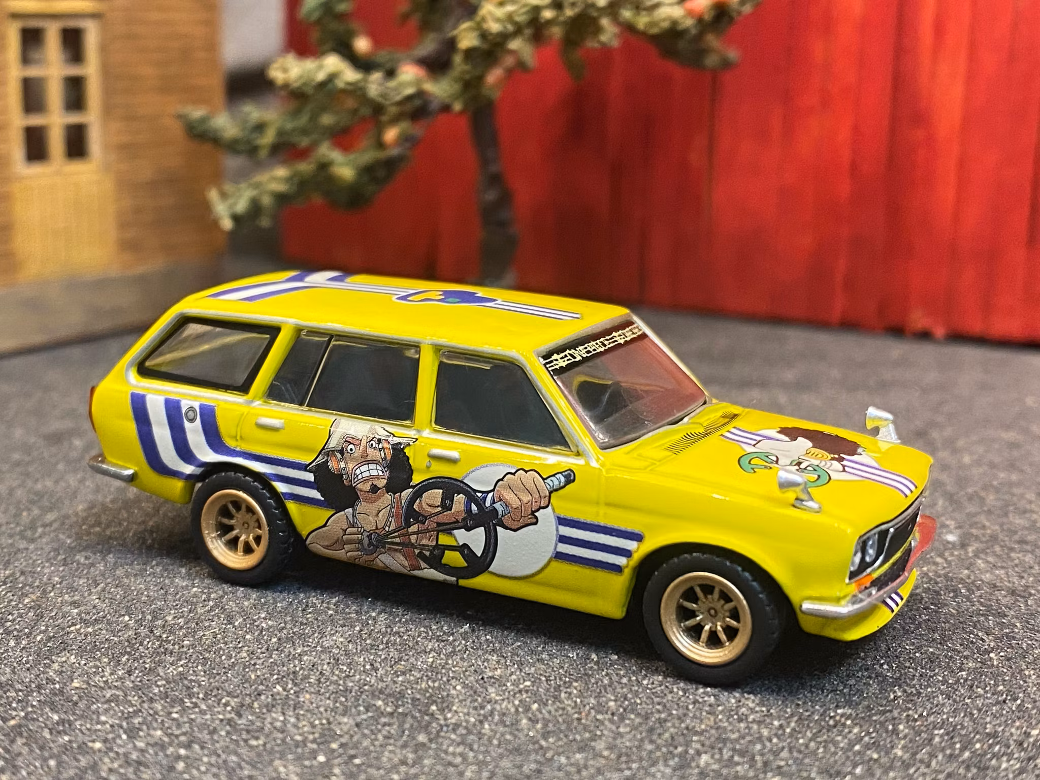 Skala 1/64 Model Car Collection fr TARMAC Works + One Piece: Datsun Bluebird 510 Wagon