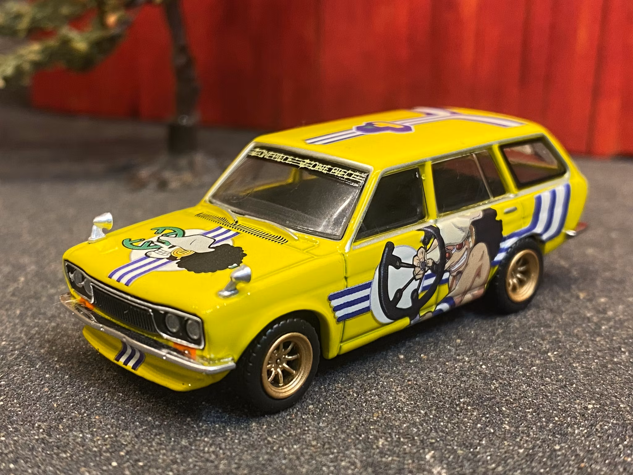 Skala 1/64 Model Car Collection fr TARMAC Works + One Piece: Datsun Bluebird 510 Wagon