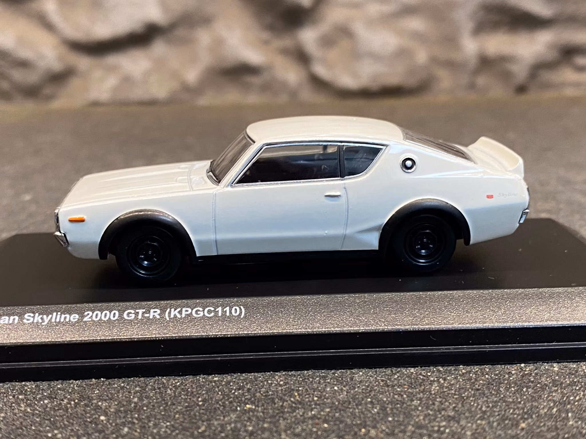 Skala 1/64 Nissan Skyline 2000 GT-R (KPGC110) white fr Kyosho