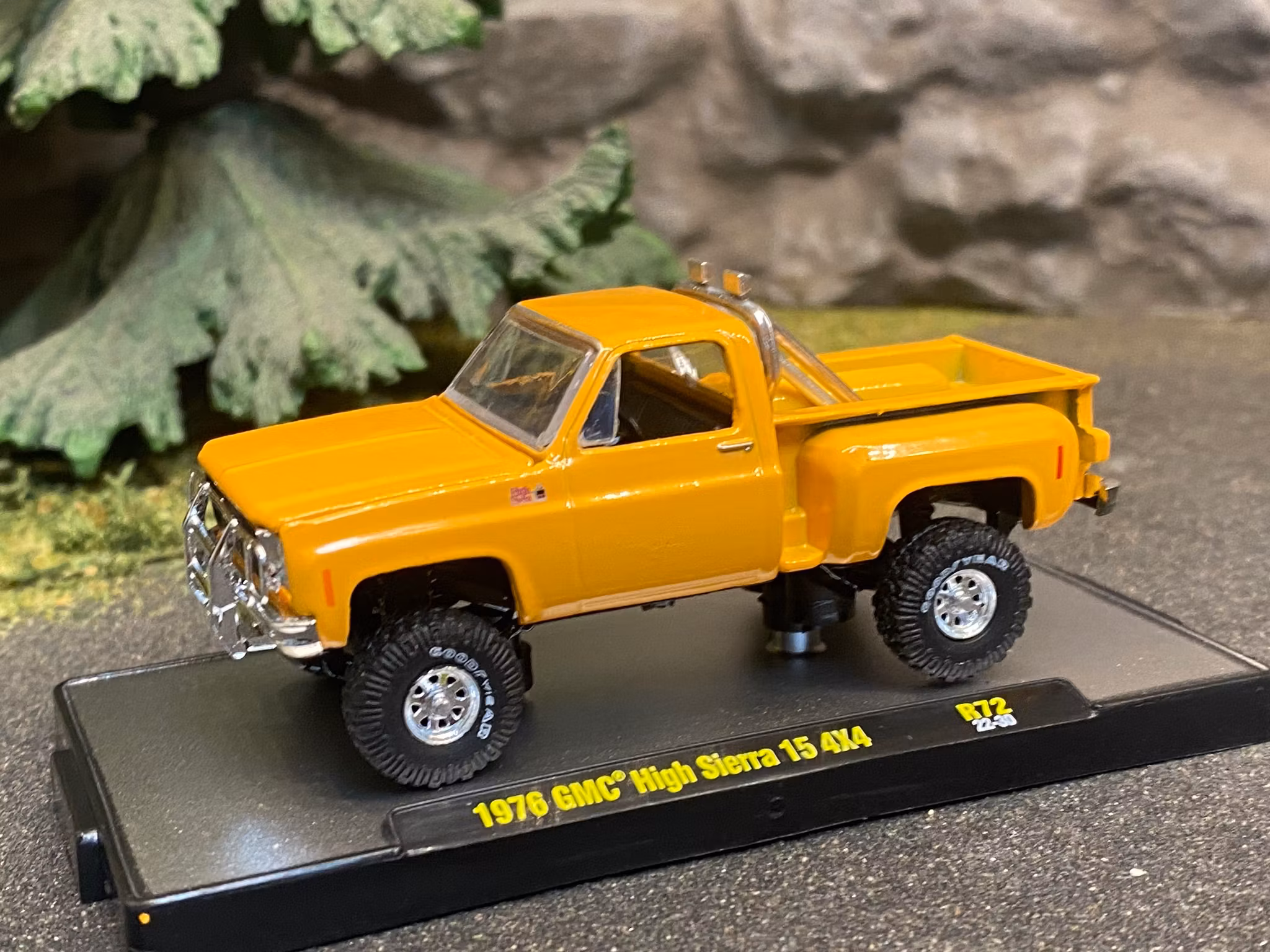 Skala 1/64 GMC High Sierra 15 4X4 76', Square Body Truck fr M2 Machines, Lim.Ed 9600 ex