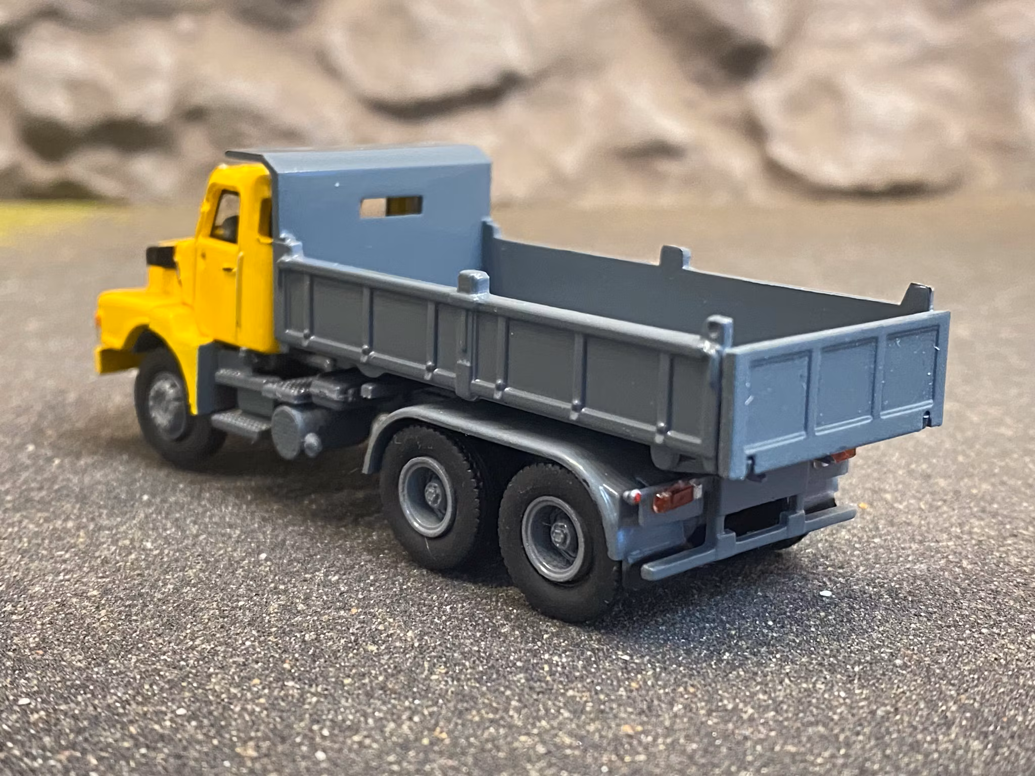 Skala 1/87 H0 - Volvo N 10 Gravel-truck/Grus-lastbil, Yellow/Grey Brekina