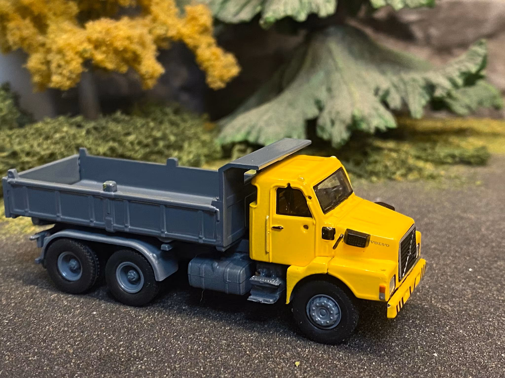 Skala 1/87 H0 - Volvo N 10 Gravel-truck/Grus-lastbil, Yellow/Grey Brekina