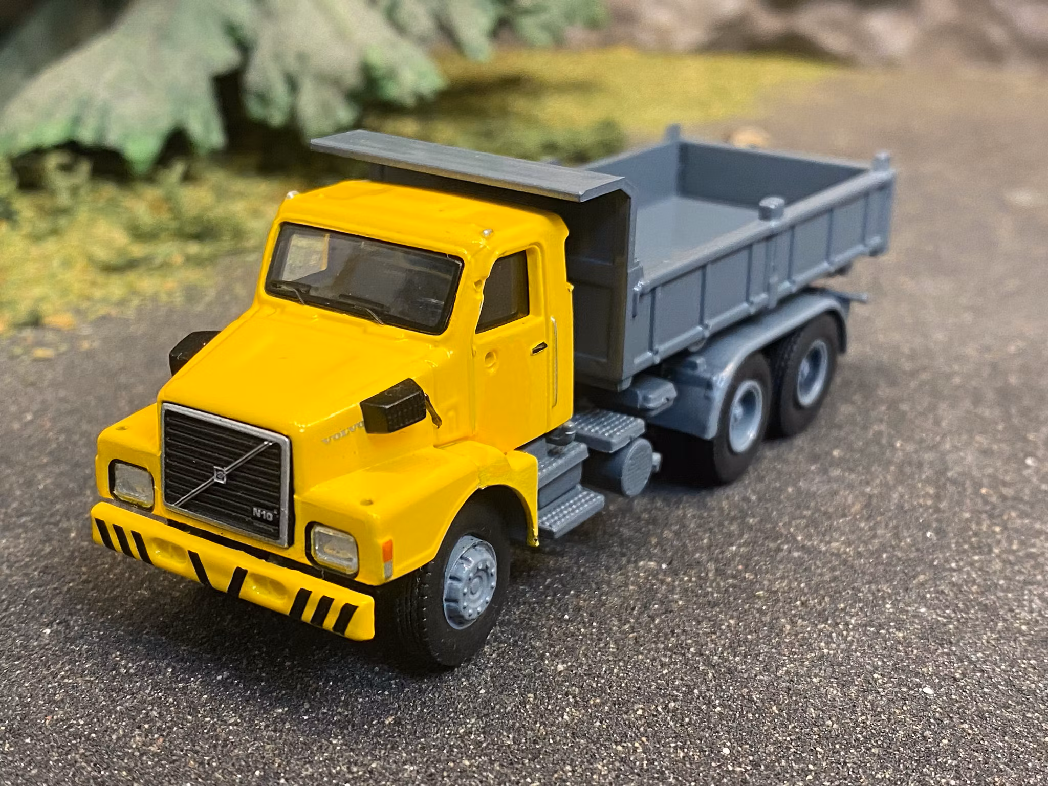 Skala 1/87 H0 - Volvo N 10 Gravel-truck/Grus-lastbil, Yellow/Grey Brekina