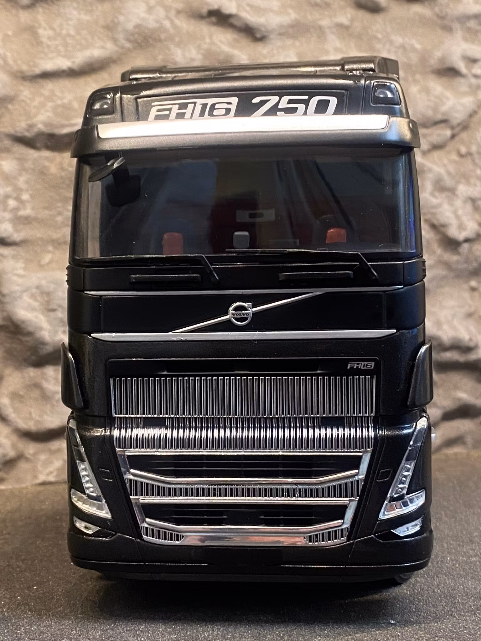 Skala 1/24 Volvo FH16 Globetrotter XL, Black 2022 fr. SOLIDO