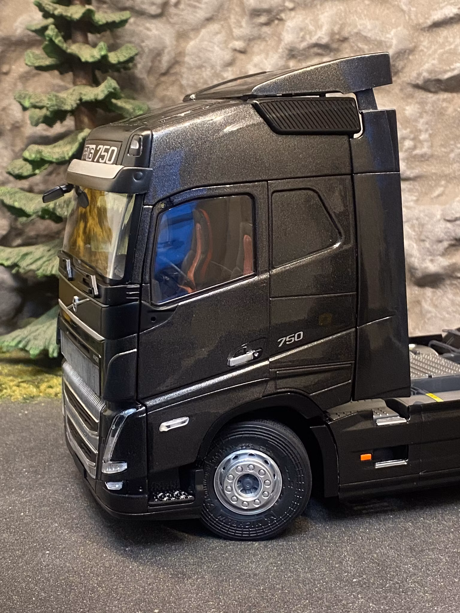 Skala 1/24 Volvo FH16 Globetrotter XL, Black 2022 fr. SOLIDO