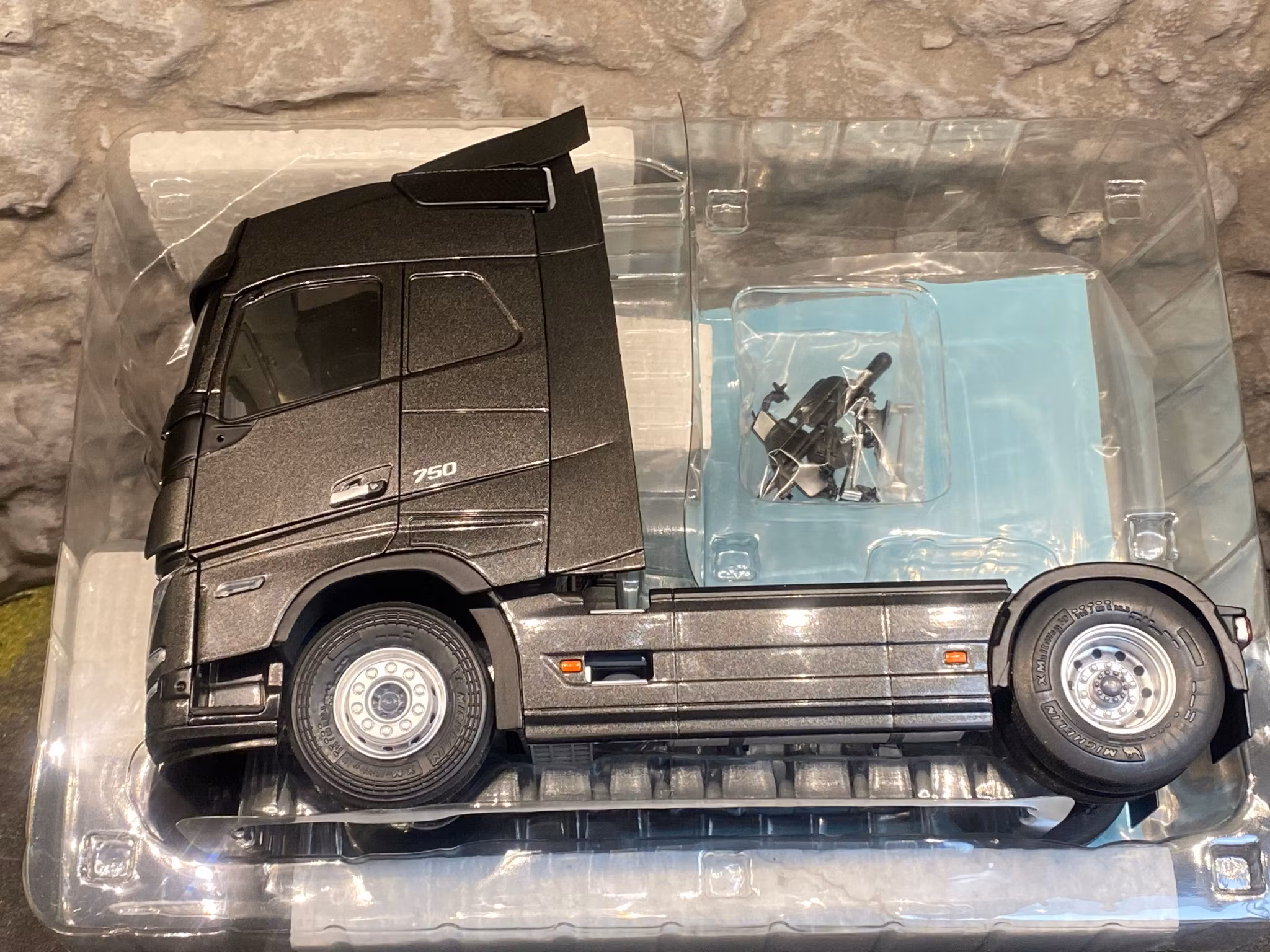 Skala 1/24 Volvo FH16 Globetrotter XL, Black 2022 fr. SOLIDO