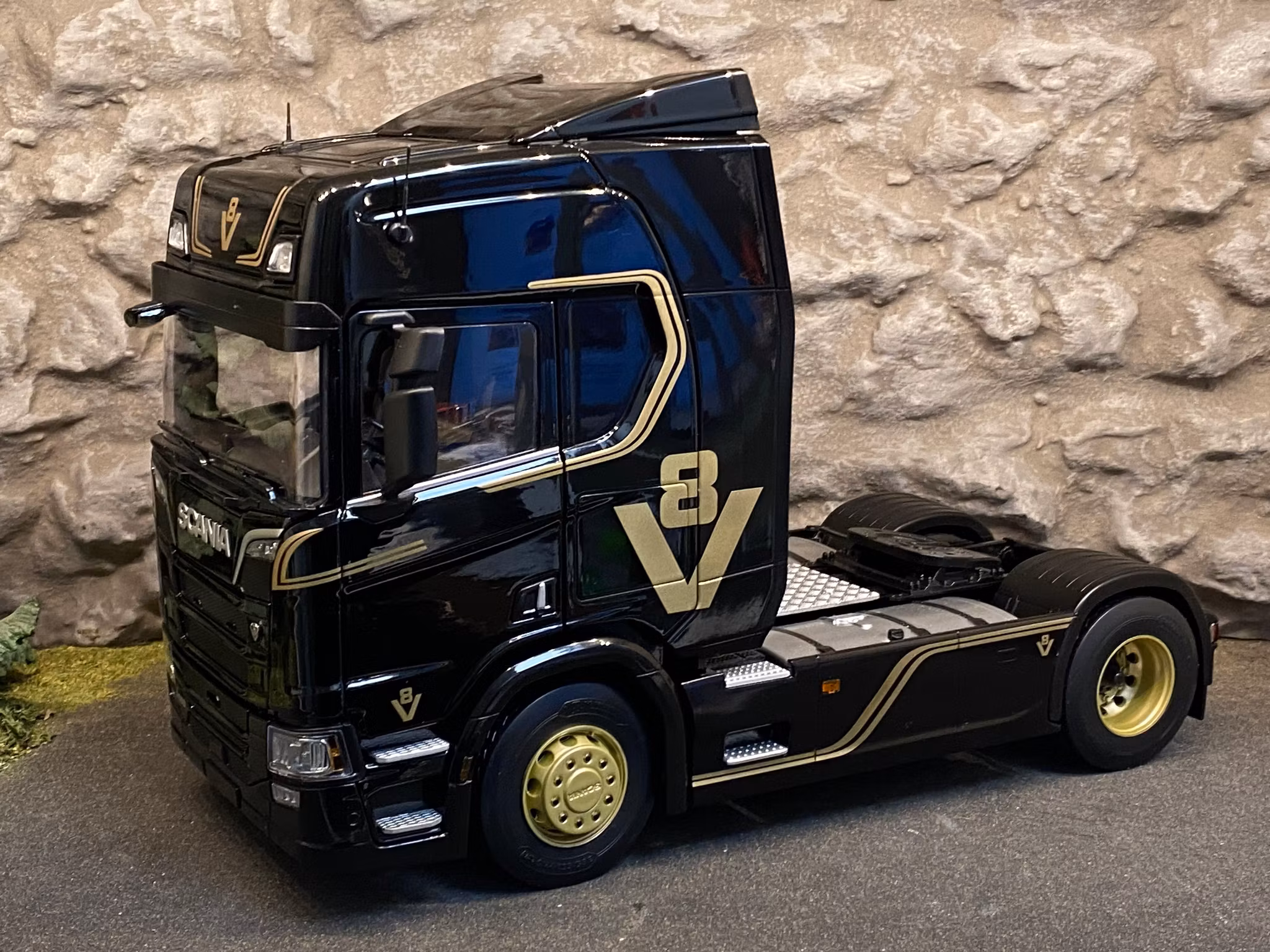 Skala 1/18 Lastbil/Truck Scania R500, Black fr Premium ClassiXXs, Ixo Models