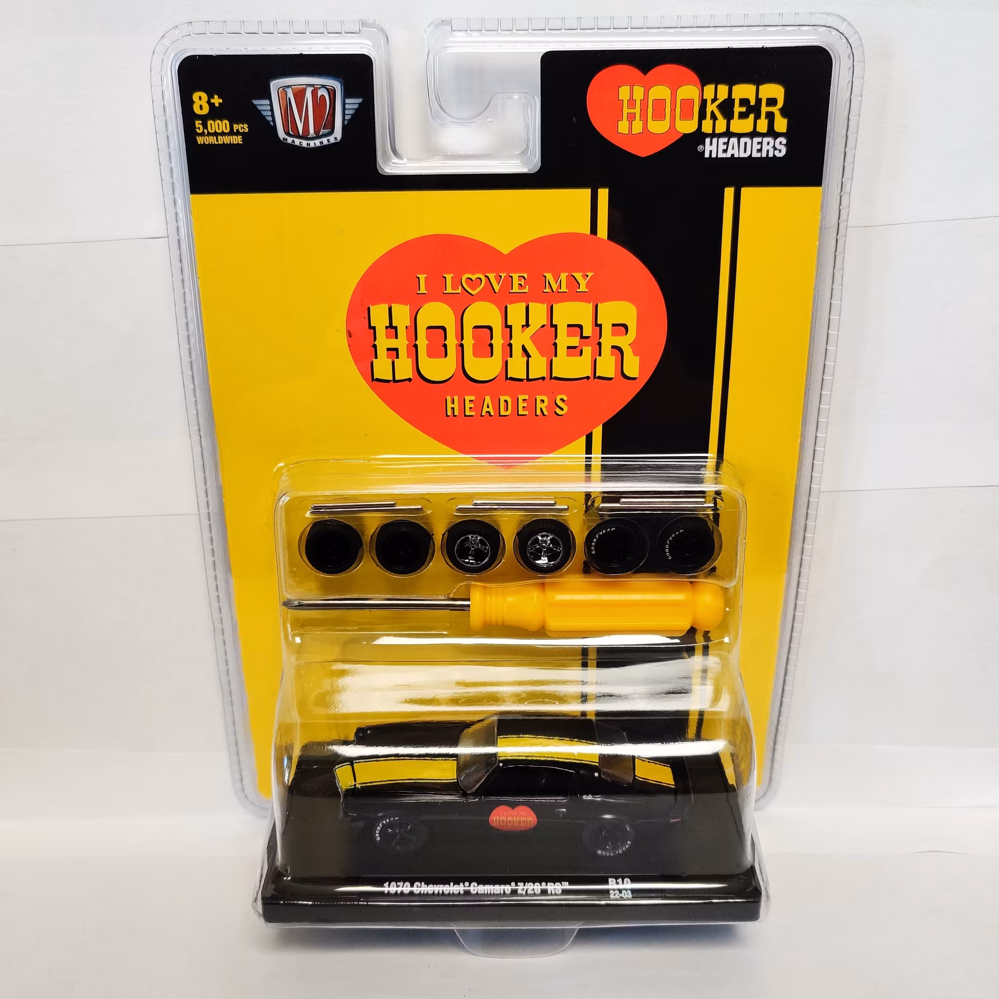 Skala 1/64 Chevrolet Camaro 70' "Hooker" m extra däck m fälg från M2 Machines