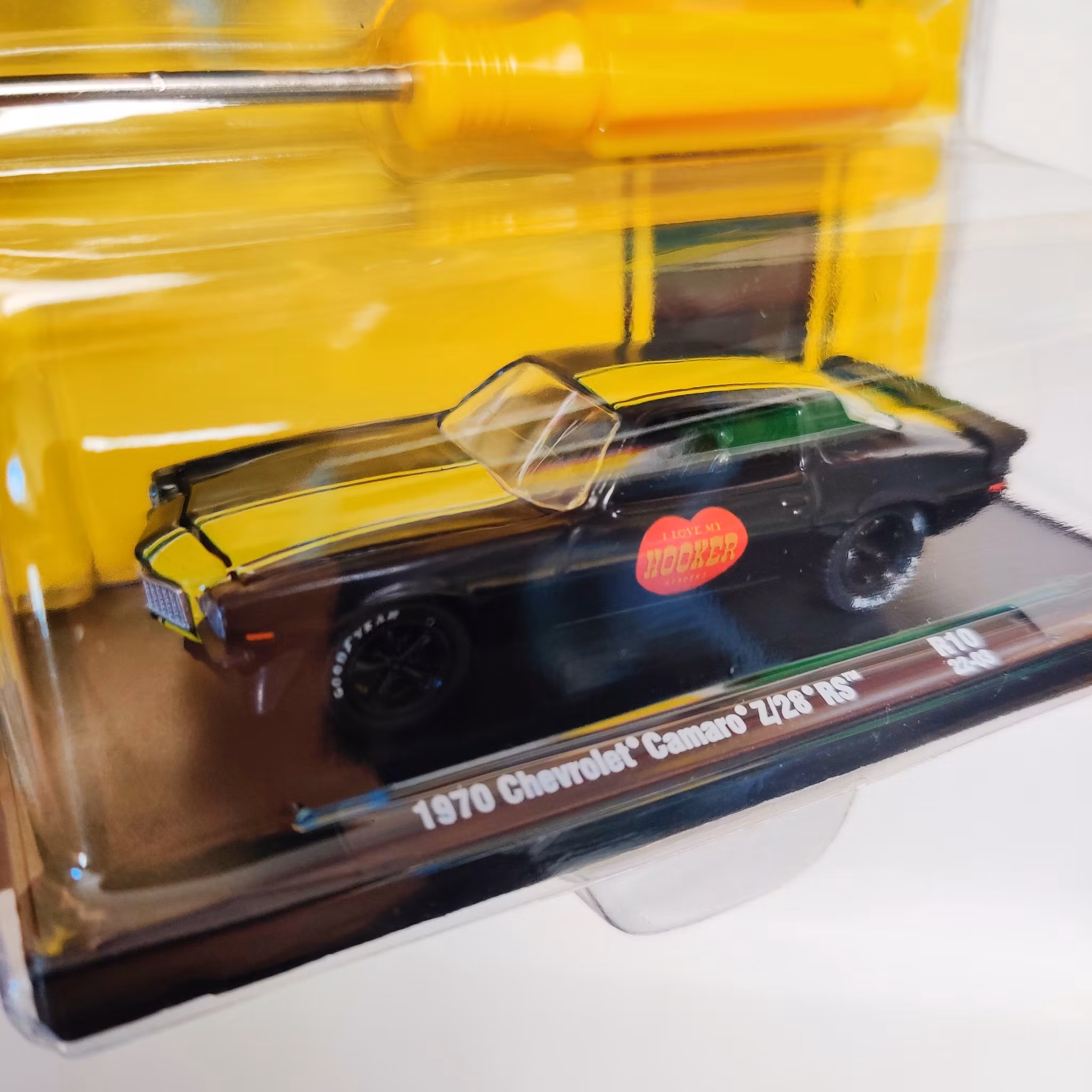 Skala 1/64 Chevrolet Camaro 70' "Hooker" m extra däck m fälg från M2 Machines