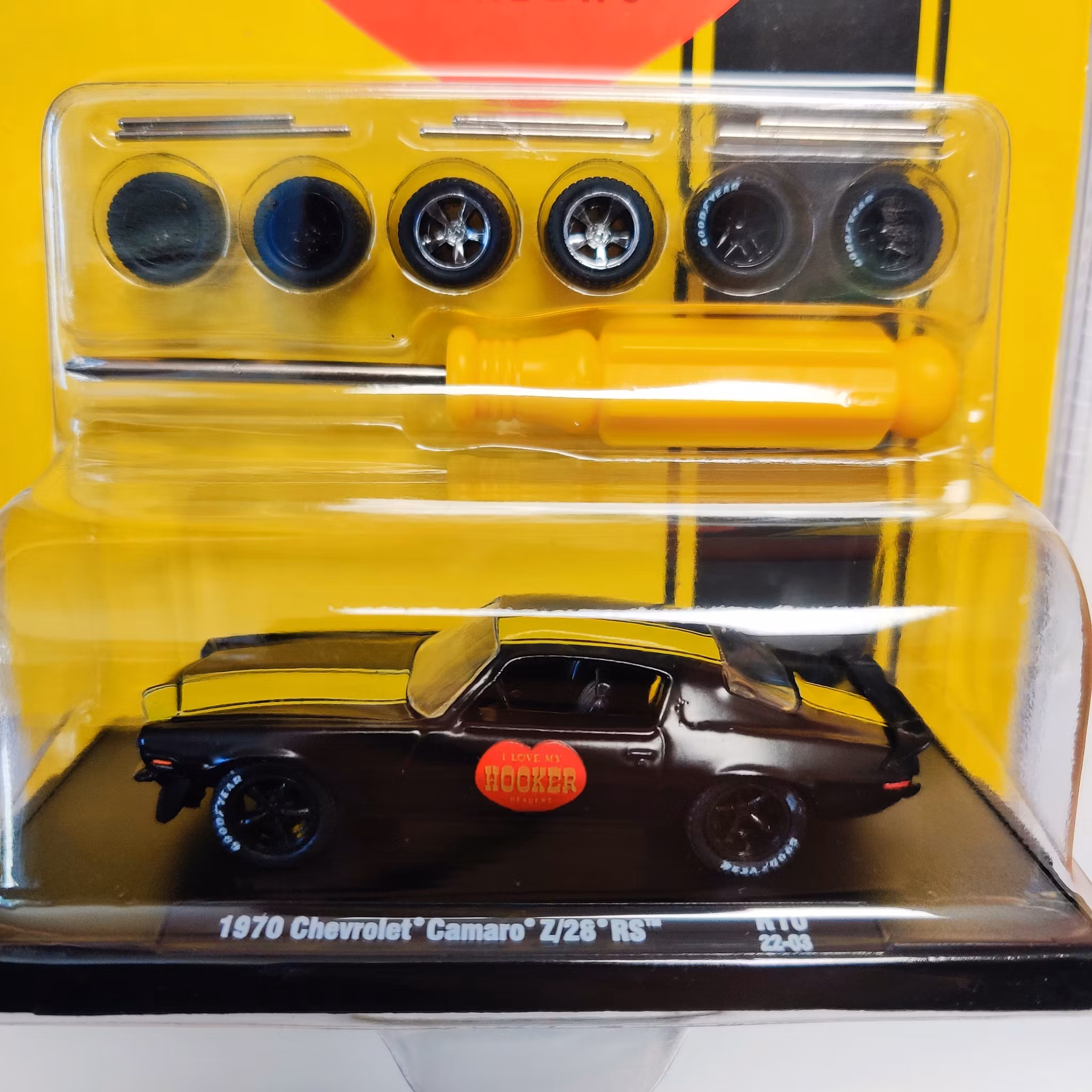 Skala 1/64 Chevrolet Camaro 70' "Hooker" m extra däck m fälg från M2 Machines