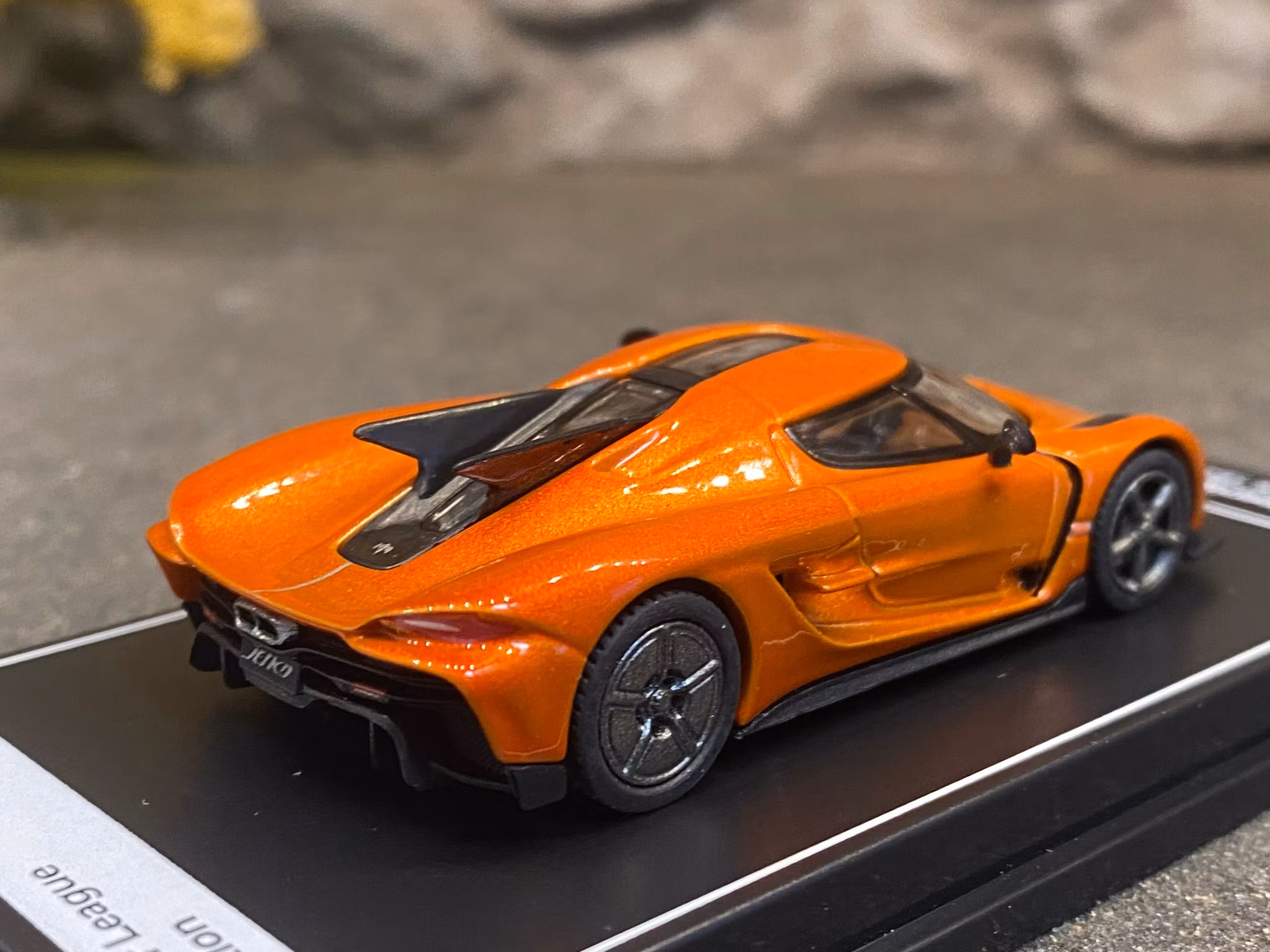 Skala 1/64 - Koenigsegg Jesko Absolut, Sweet Mandarin fr Poster Cars