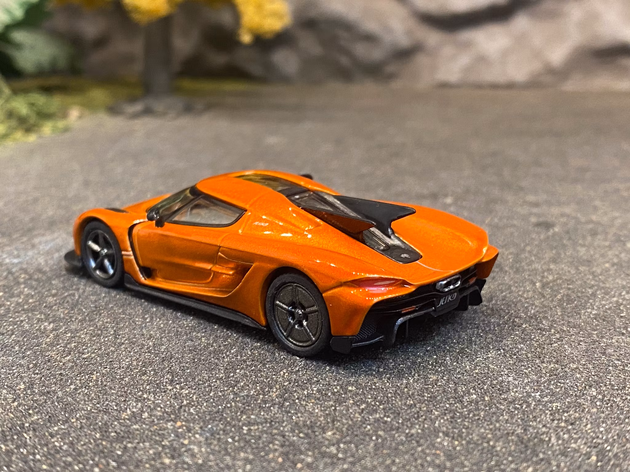 Skala 1/64 - Koenigsegg Jesko Absolut, Sweet Mandarin fr Poster Cars