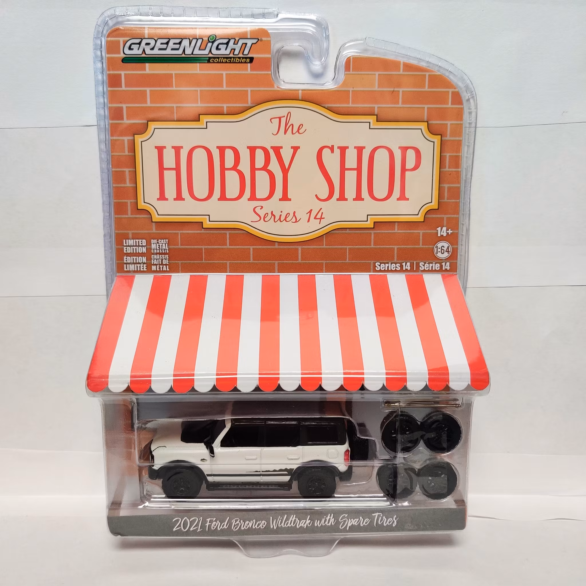 Skala 1/64 Ford Bronco 21' m ext 4x däck & fälg "The hobby shop" fr Greenlight