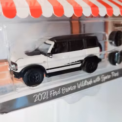 Skala 1/64 Ford Bronco 21' m ext 4x däck & fälg "The hobby shop" fr Greenlight