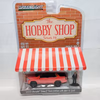 Skala 1/64 Chevrolet Tahoe 21' m Nisse i kostym "The hobby shop" fr Greenlight