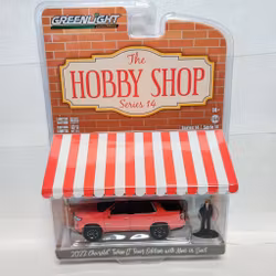 Skala 1/64 Chevrolet Tahoe 21' m Nisse i kostym "The hobby shop" fr Greenlight