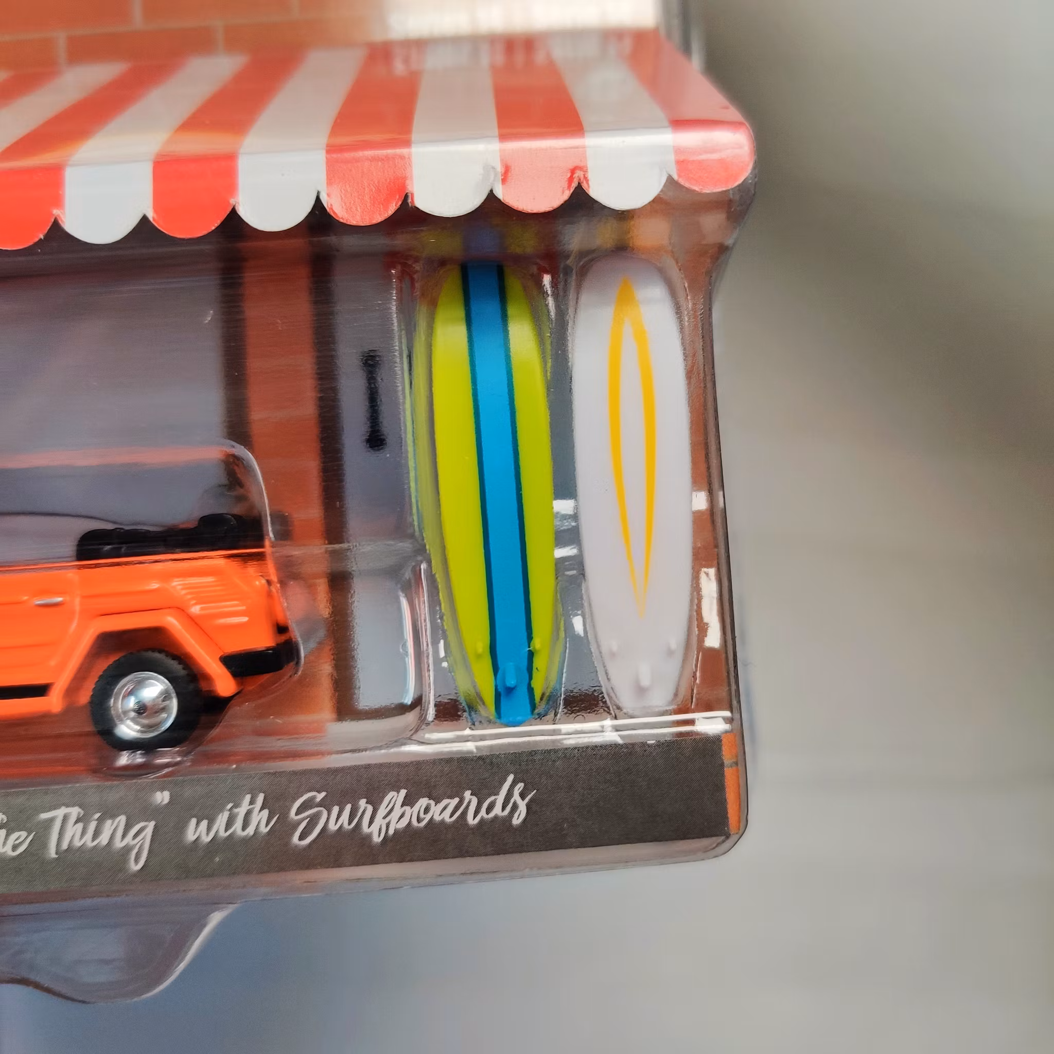 Skala 1/64 Volkswagen Type 181 71' m surfbrädor "The hobby shop" fr Greenlight