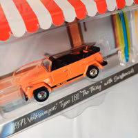 Skala 1/64 Volkswagen Type 181 71' m surfbrädor "The hobby shop" fr Greenlight