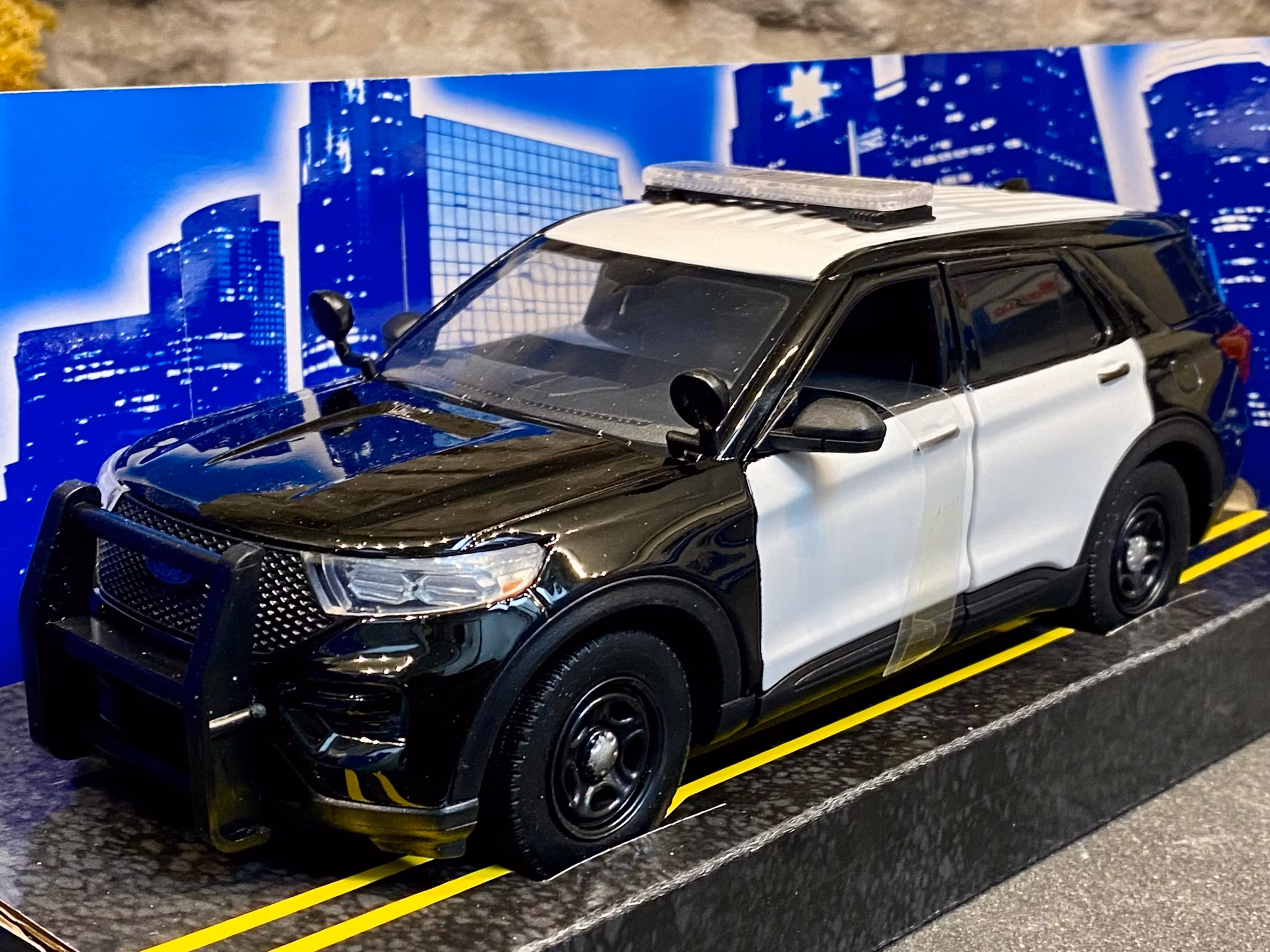 Skala 1/24: 2022 Ford Police Interceptor Utility, Black/White fr Motormax