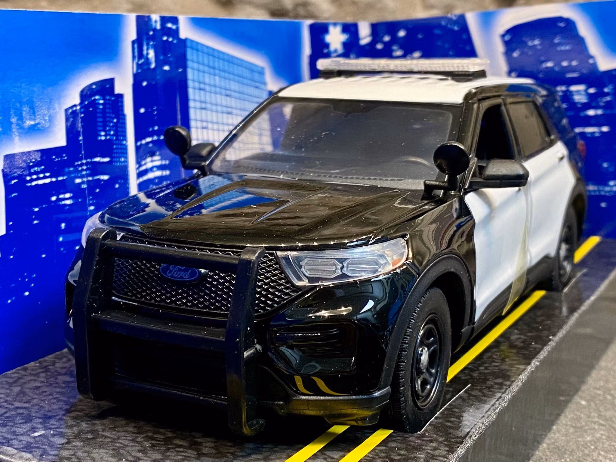Skala 1/24: 2022 Ford Police Interceptor Utility, Black/White fr Motormax