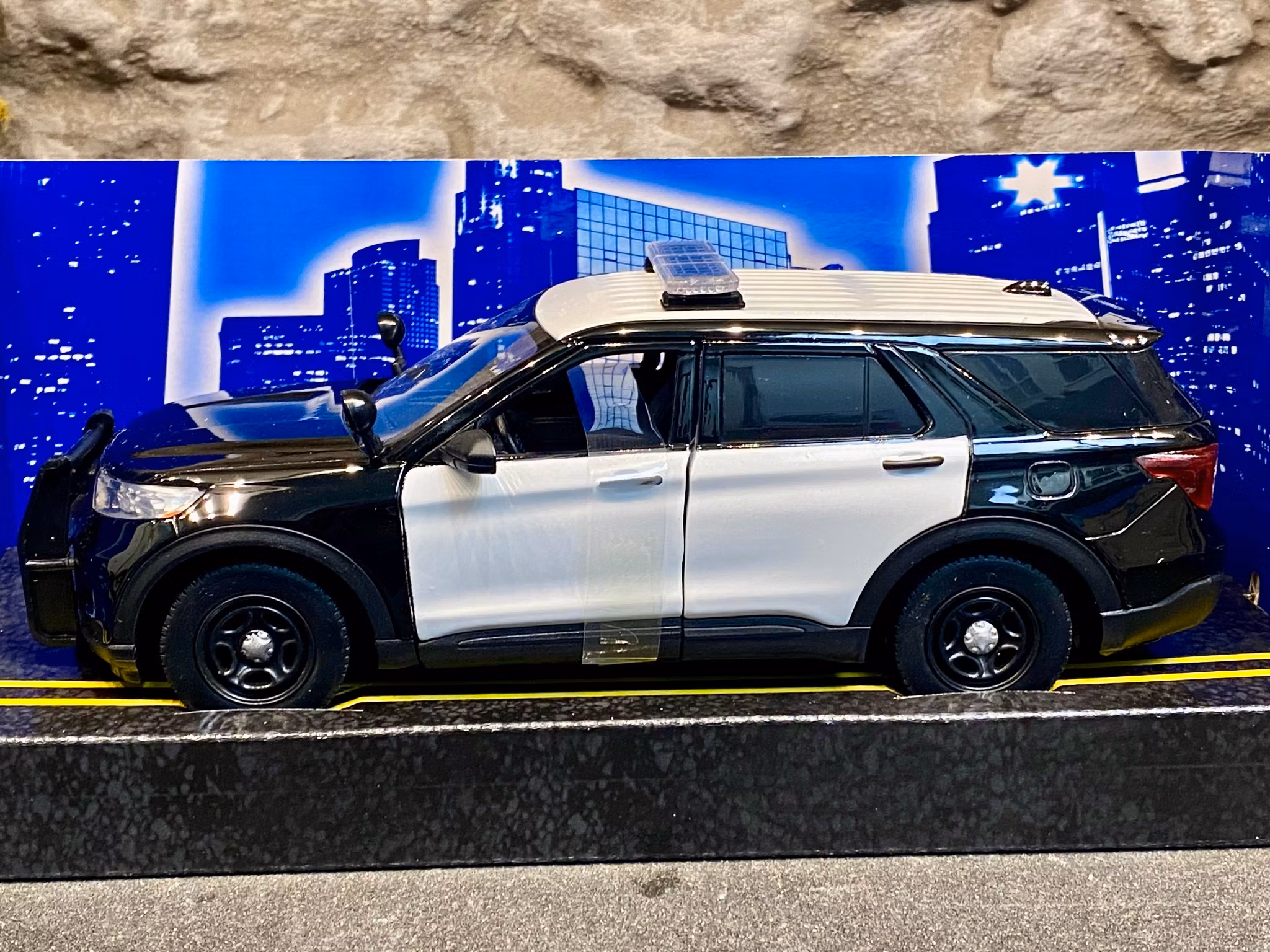 Skala 1/24: 2022 Ford Police Interceptor Utility, Black/White fr Motormax