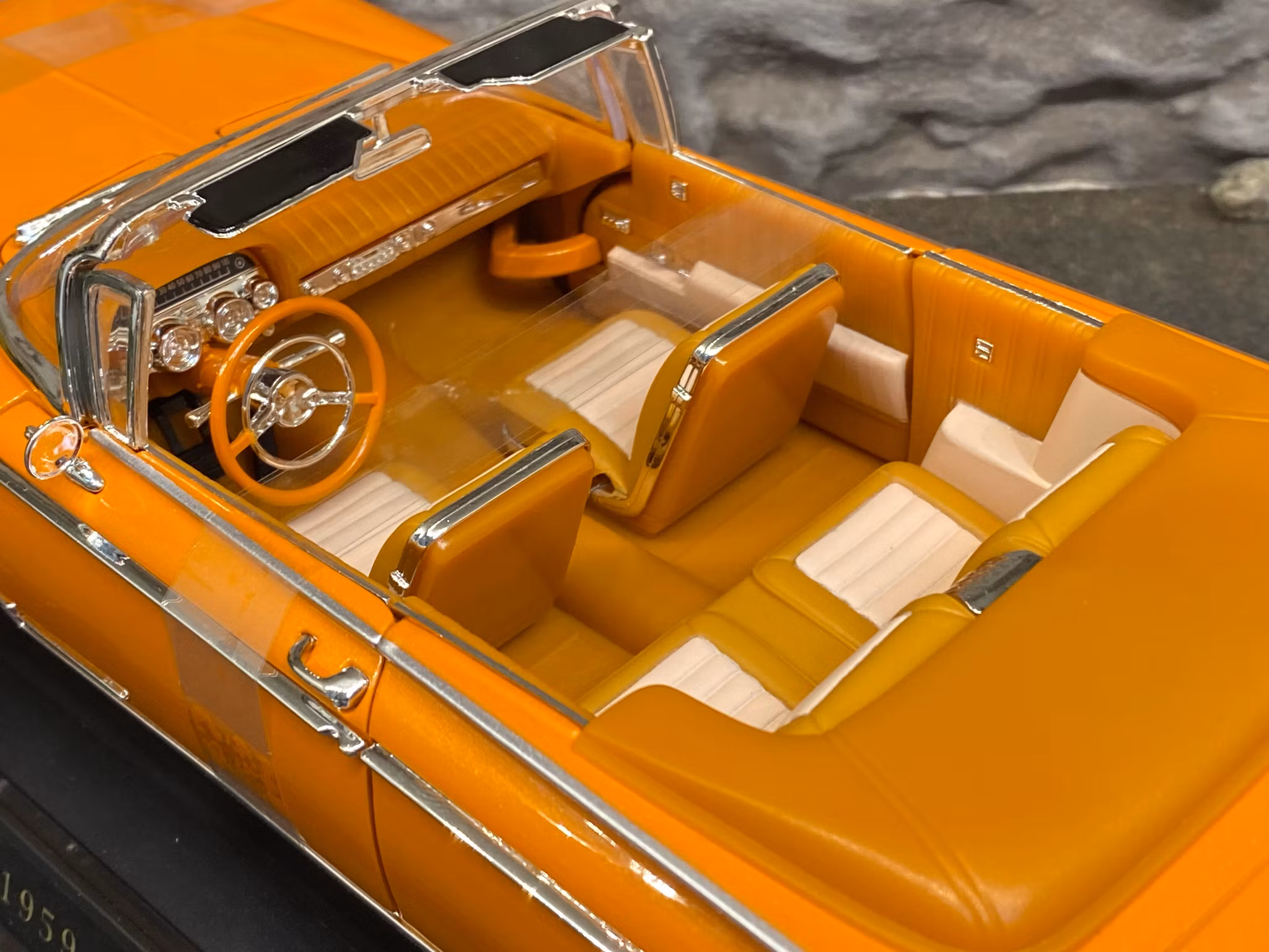 Skala 1/18 Buick Electra 225 59' Orange fr Lucky Diecast "Road Signature Collection"