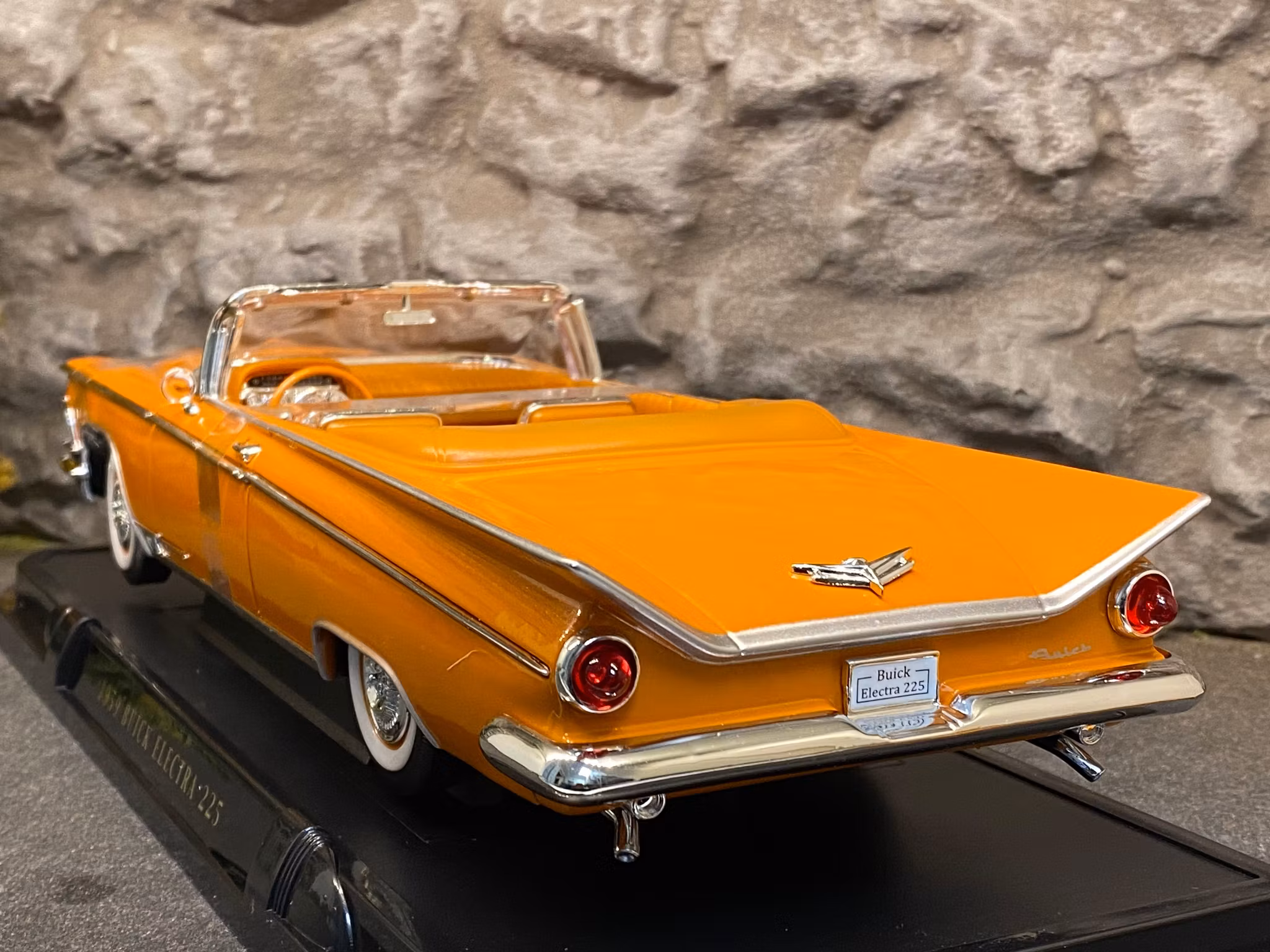 Skala 1/18 Buick Electra 225 59' Orange fr Lucky Diecast "Road Signature Collection"