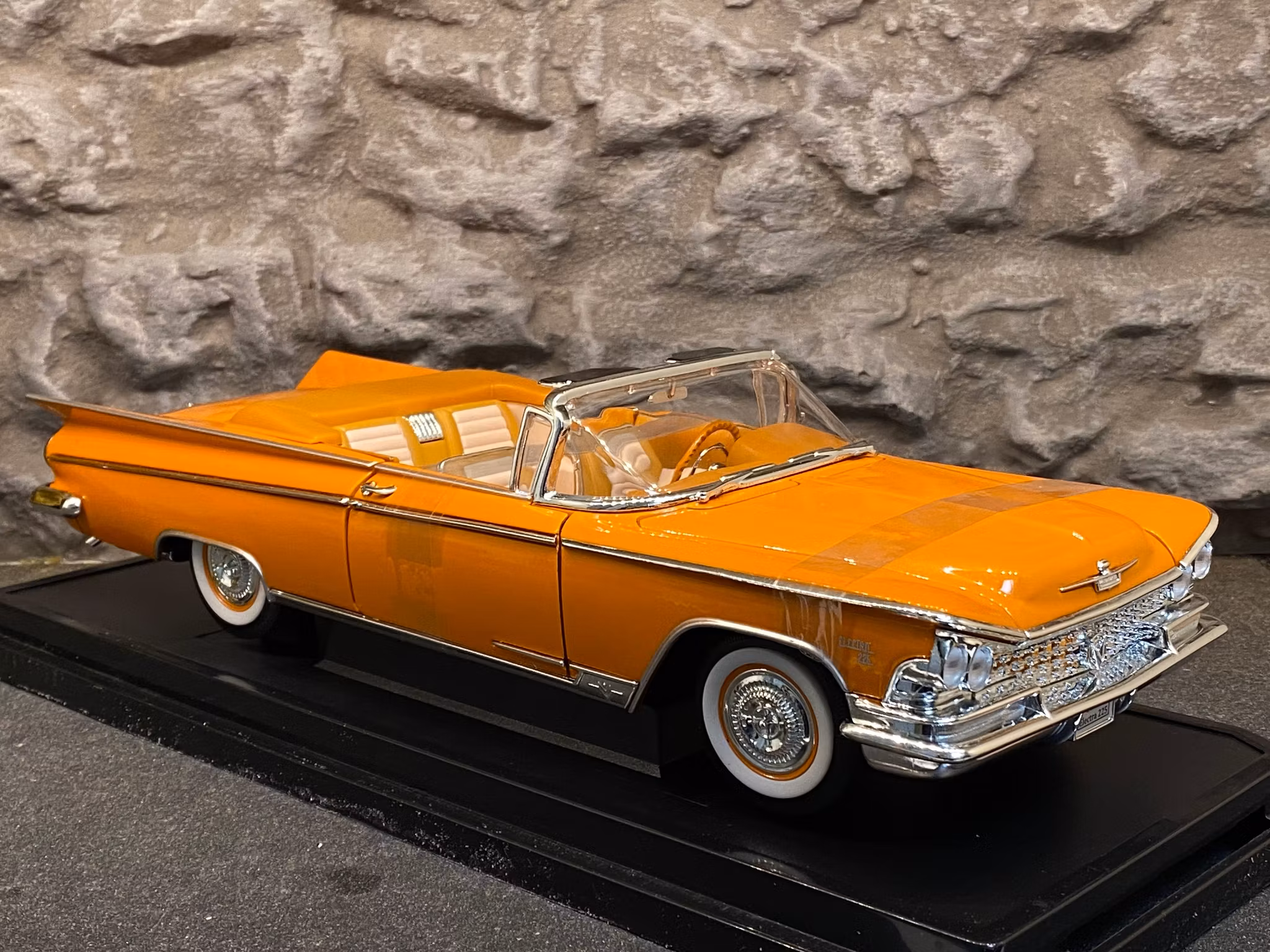 Skala 1/18 Buick Electra 225 59' Orange fr Lucky Diecast "Road Signature Collection"