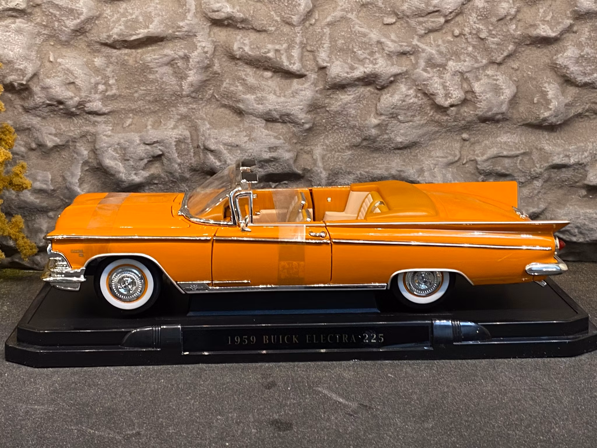 Skala 1/18 Buick Electra 225 59' Orange fr Lucky Diecast "Road Signature Collection"