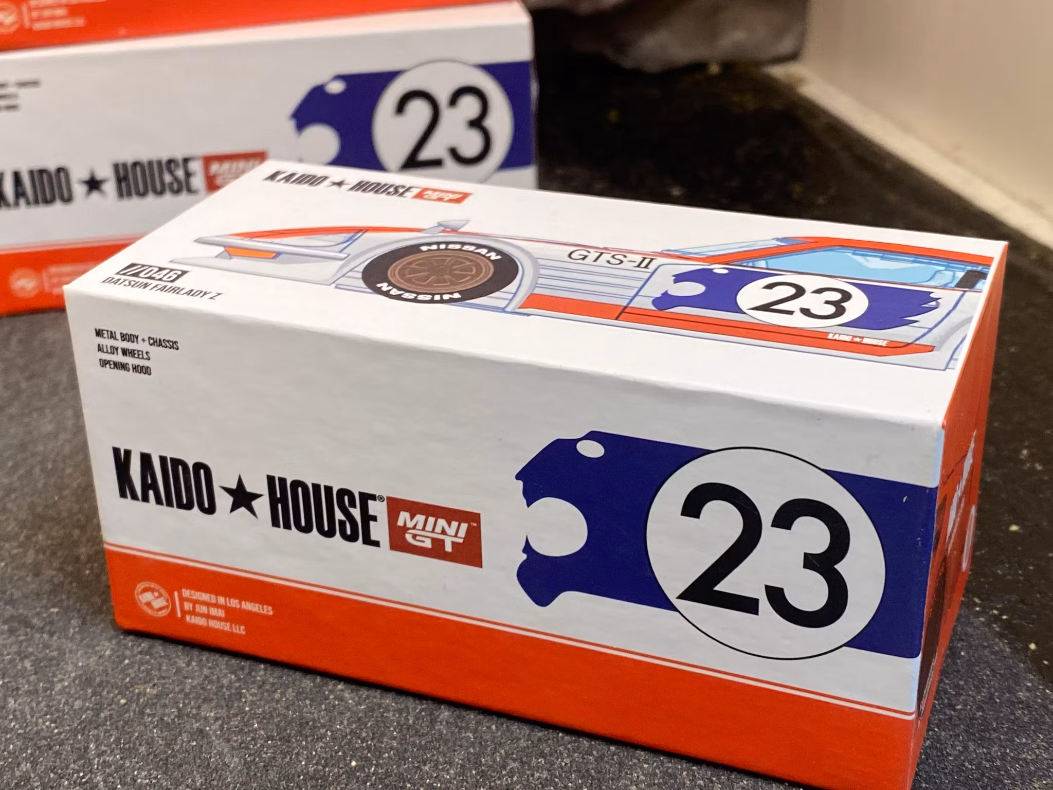 Skala 1/64 - Datsun Fairlady Z, white/red #23 (KHMG046) KAIDO fr MINI GT