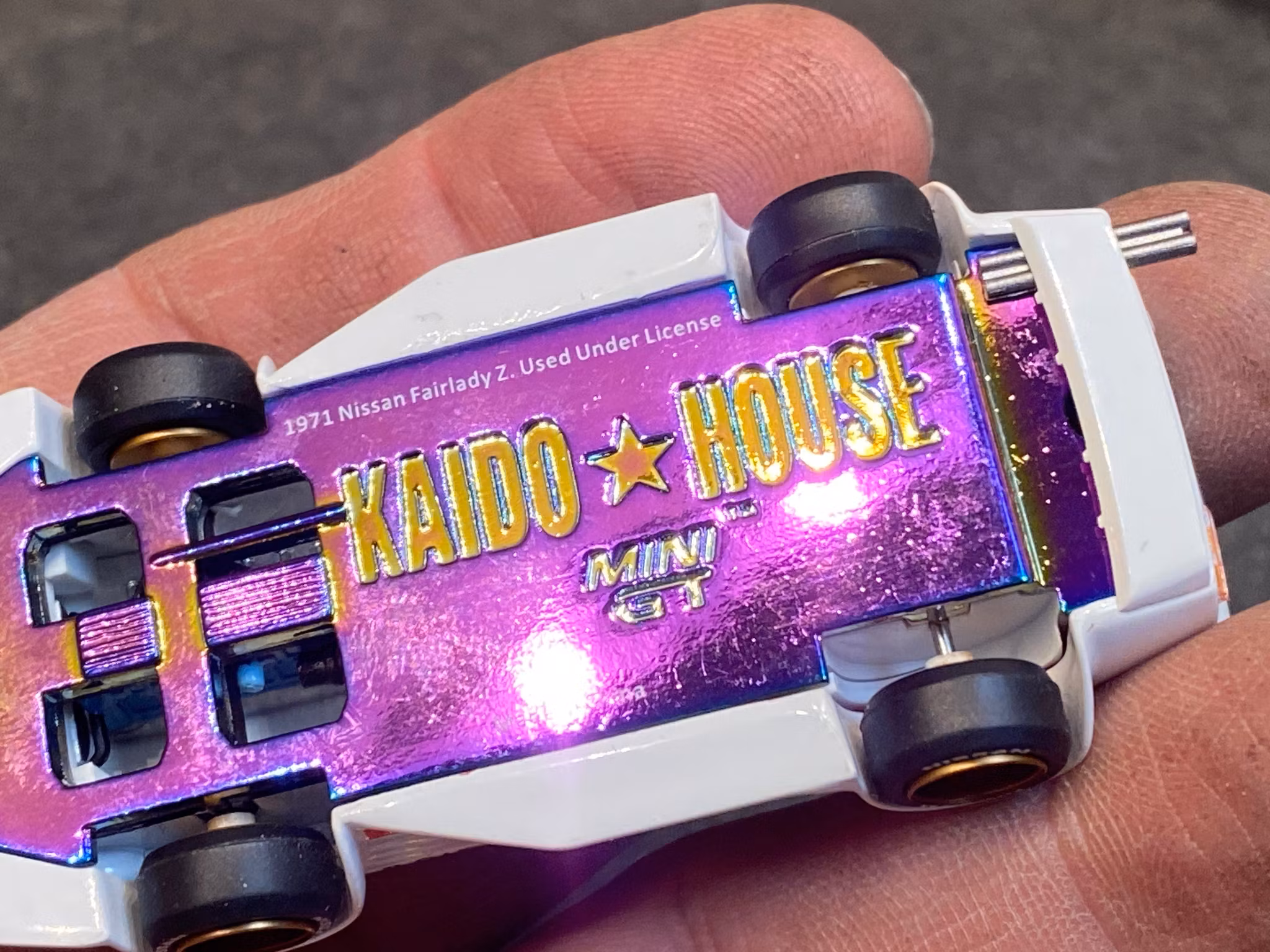 Skala 1/64 - Datsun Fairlady Z, white/red #23 (KHMG046) KAIDO fr MINI GT