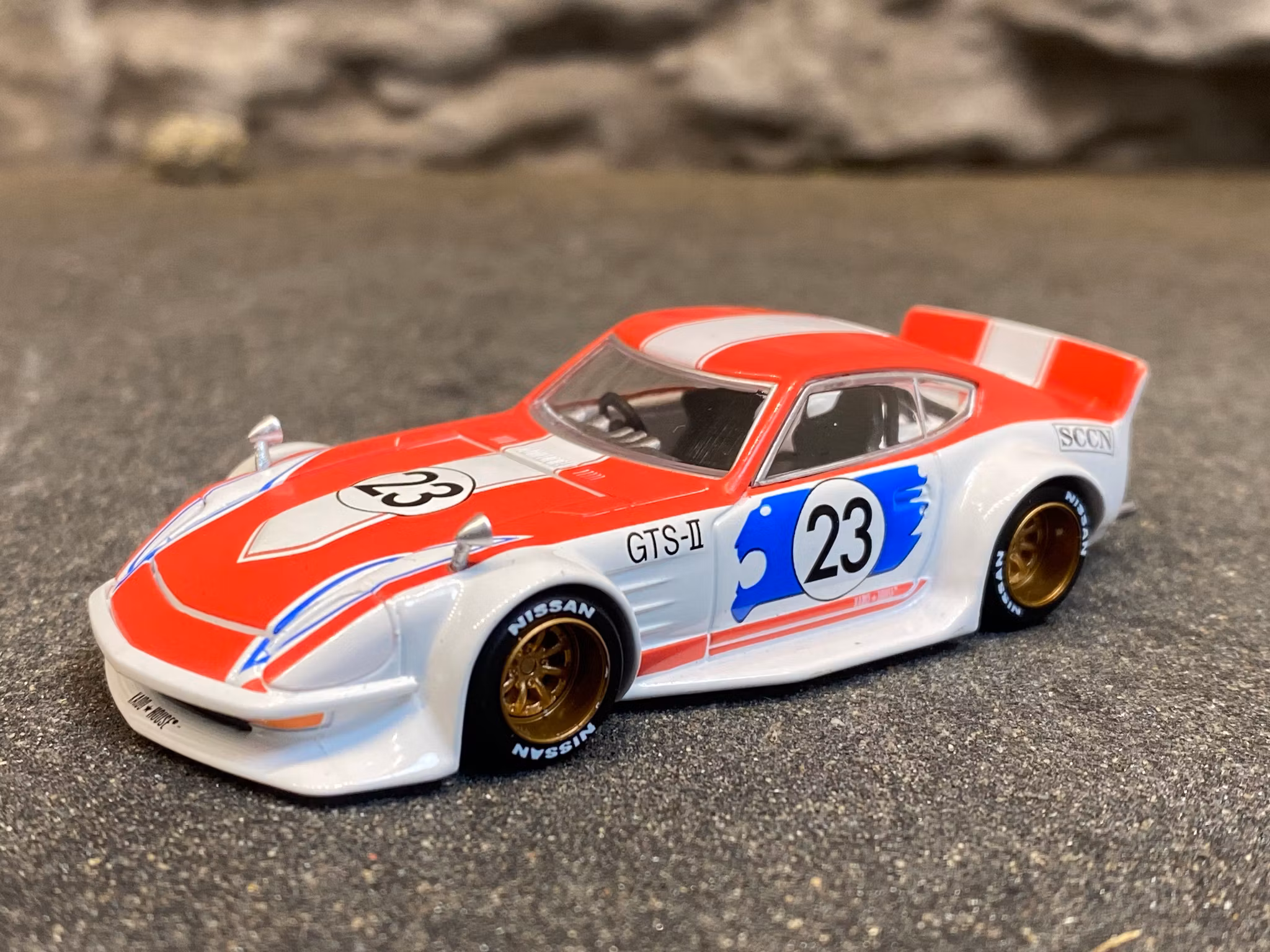 Skala 1/64 - Datsun Fairlady Z, white/red #23 (KHMG046) KAIDO fr MINI GT