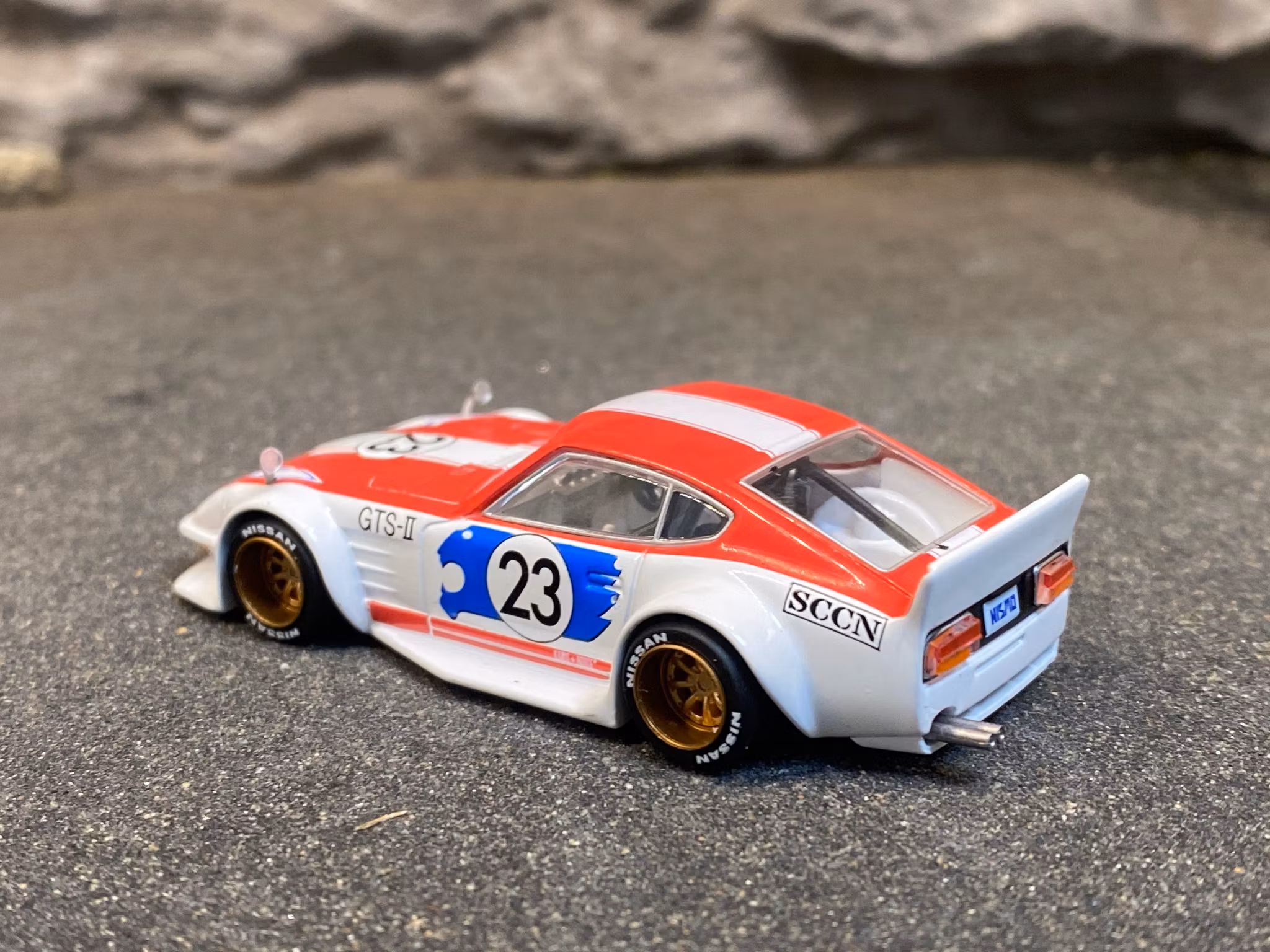 Skala 1/64 - Datsun Fairlady Z, white/red #23 (KHMG046) KAIDO fr MINI GT
