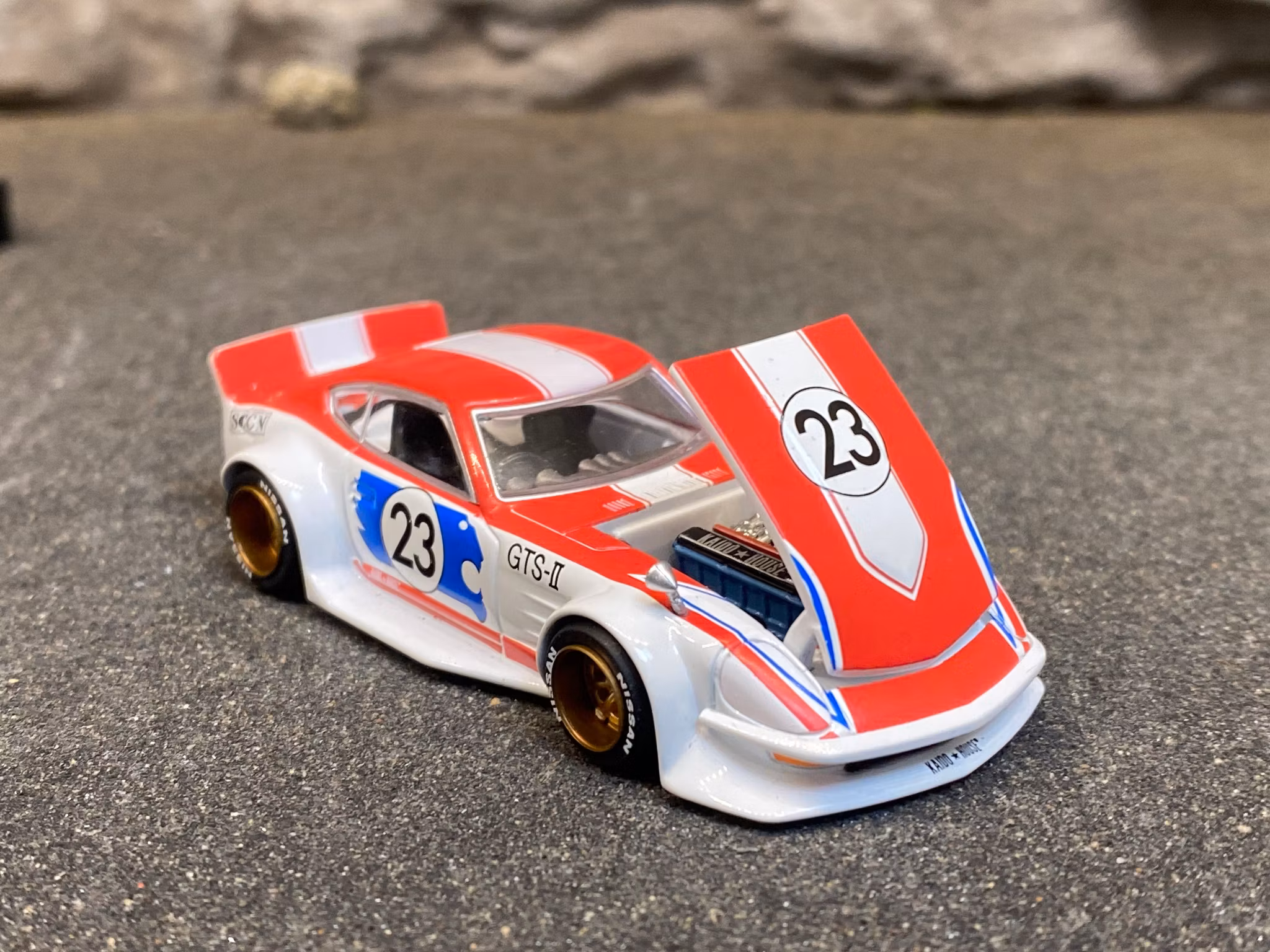 Skala 1/64 - Datsun Fairlady Z, white/red #23 (KHMG046) KAIDO fr MINI GT
