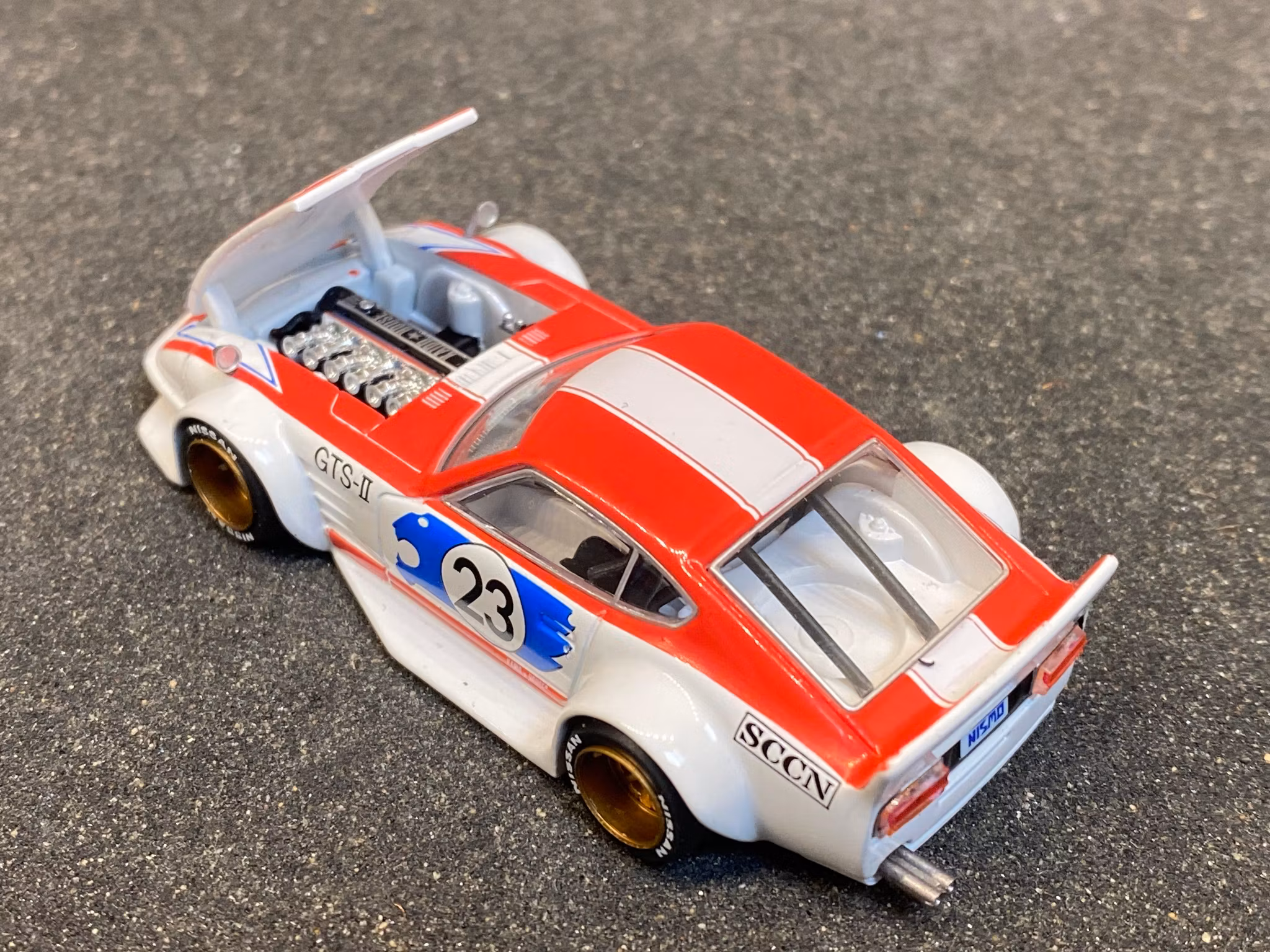 Skala 1/64 - Datsun Fairlady Z, white/red #23 (KHMG046) KAIDO fr MINI GT