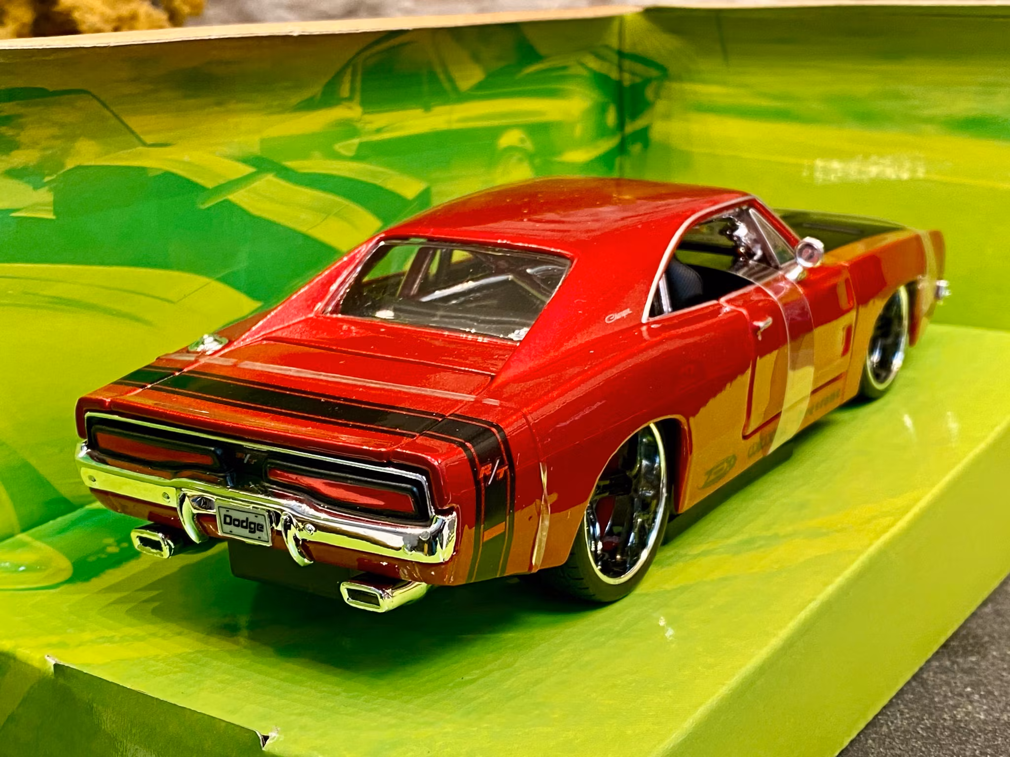Skala 1/25: 1969 Dodge Charger R/T, Dark red met w black hood fr Maisto Design