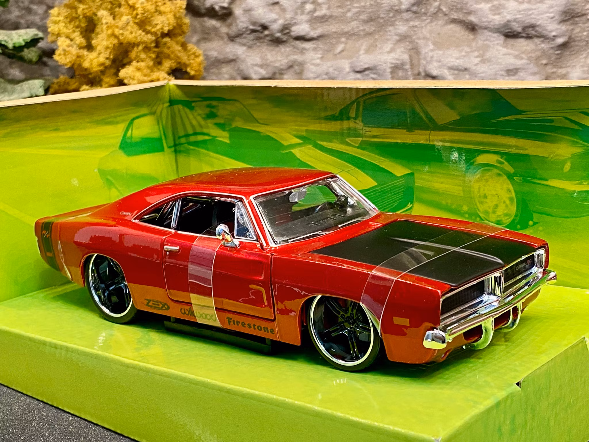 Skala 1/25: 1969 Dodge Charger R/T, Dark red met w black hood fr Maisto Design